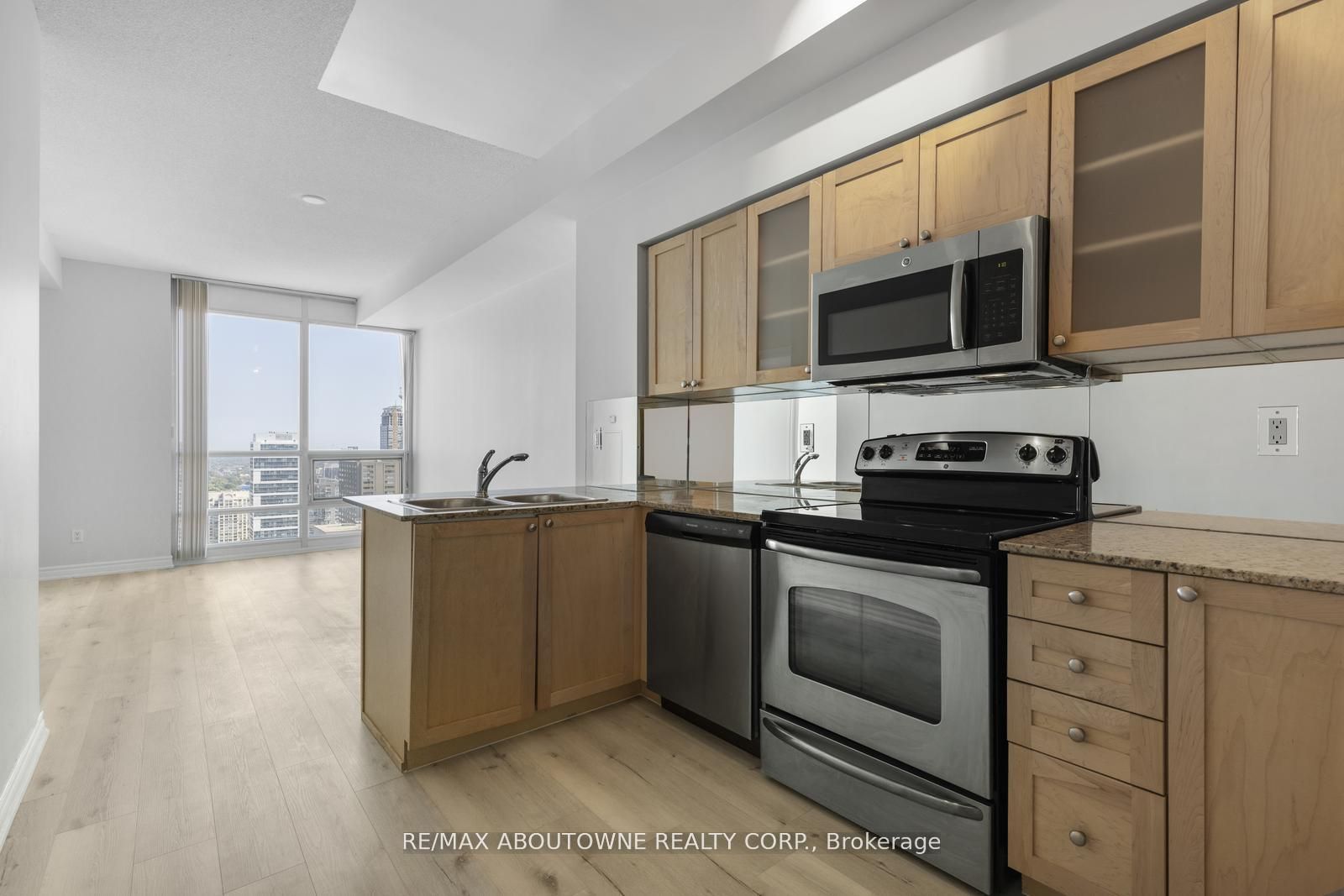 03 – 761 Bay Street, Toronto C01 ‣ C12476663 03 – 761 Bay Street, Toronto C01 ‣ C12476663