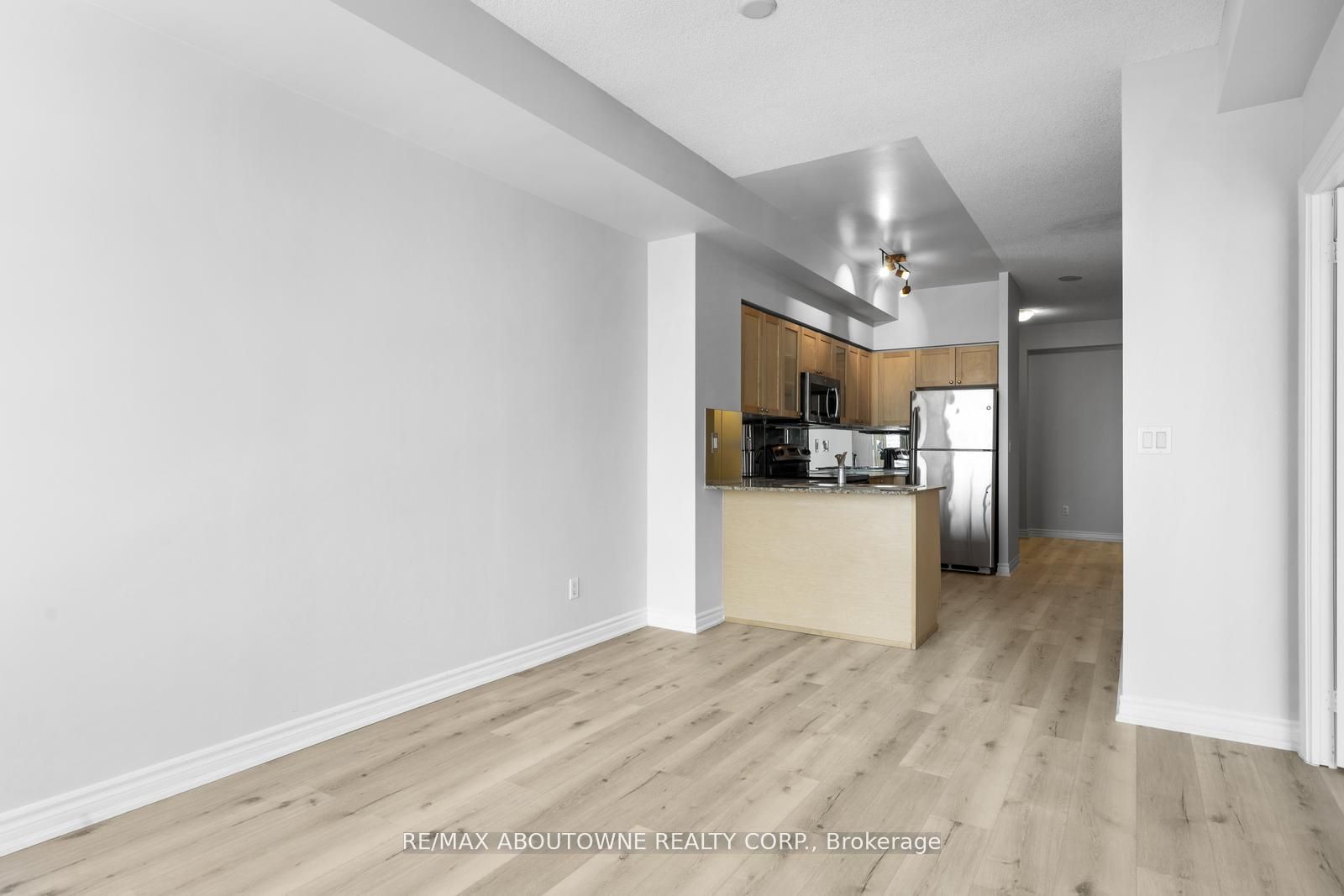 03 – 761 Bay Street, Toronto C01 ‣ C12476663 03 – 761 Bay Street, Toronto C01 ‣ C12476663