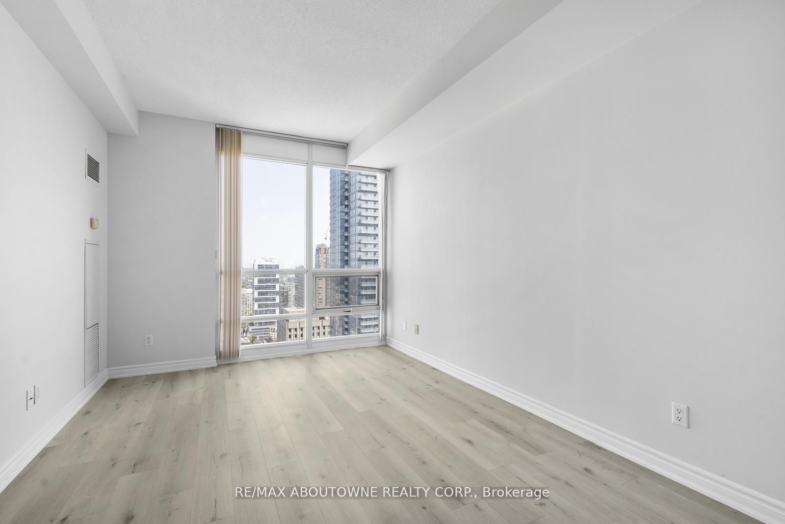 03 – 761 Bay Street, Toronto C01 ‣ C12476663 03 – 761 Bay Street, Toronto C01 ‣ C12476663
