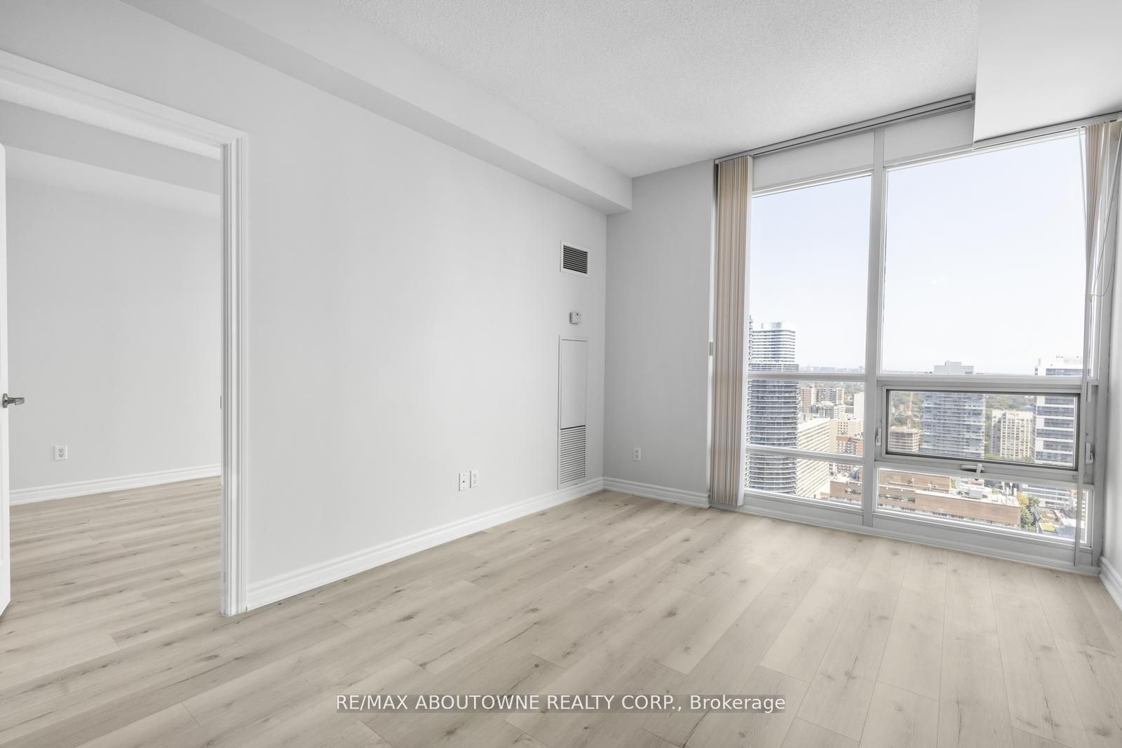 03 – 761 Bay Street, Toronto C01 ‣ C12476663 03 – 761 Bay Street, Toronto C01 ‣ C12476663