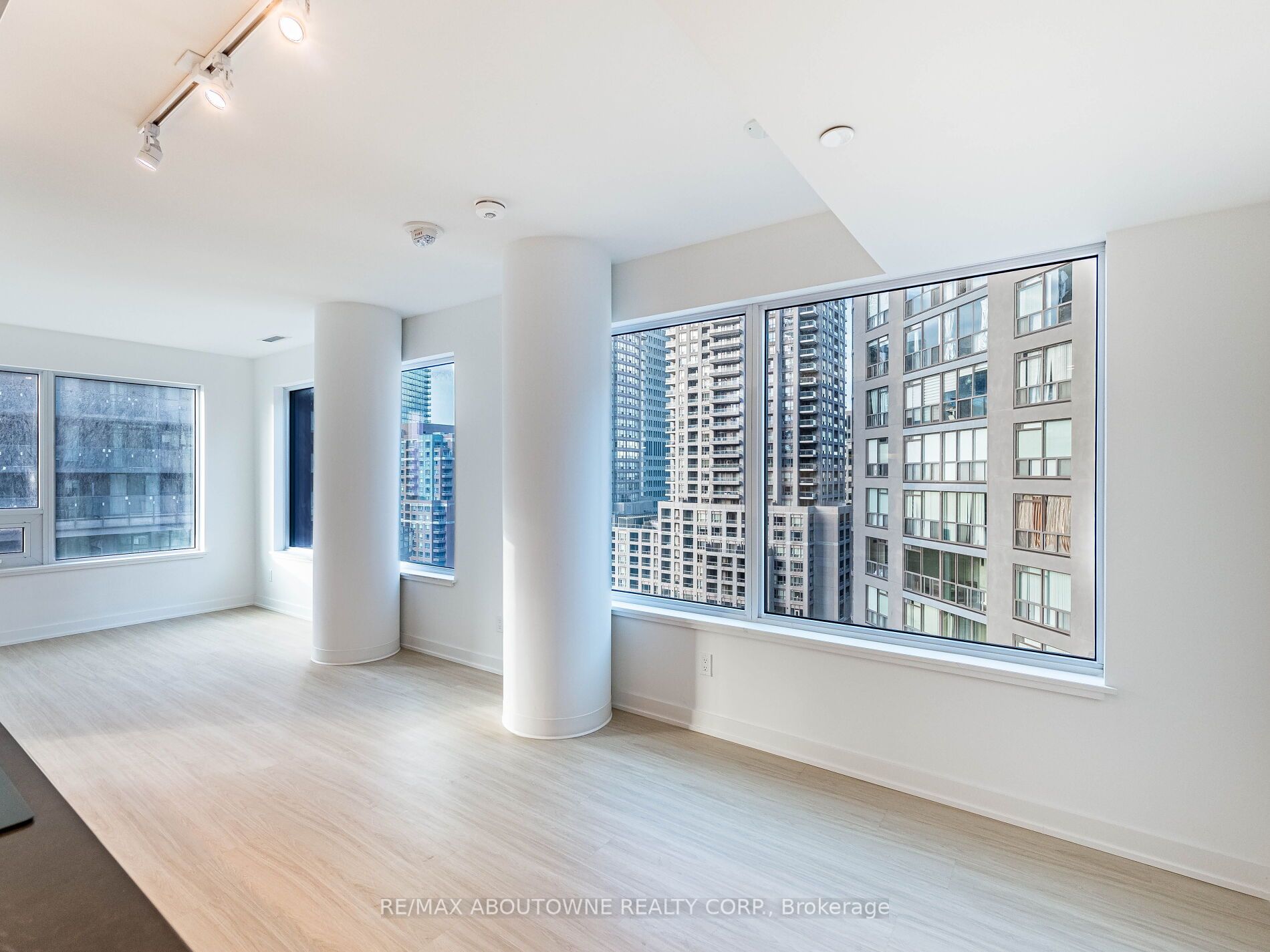 16 – 8 Wellesley Street, Toronto C01 ‣ C12486232 16 – 8 Wellesley Street, Toronto C01 ‣ C12486232