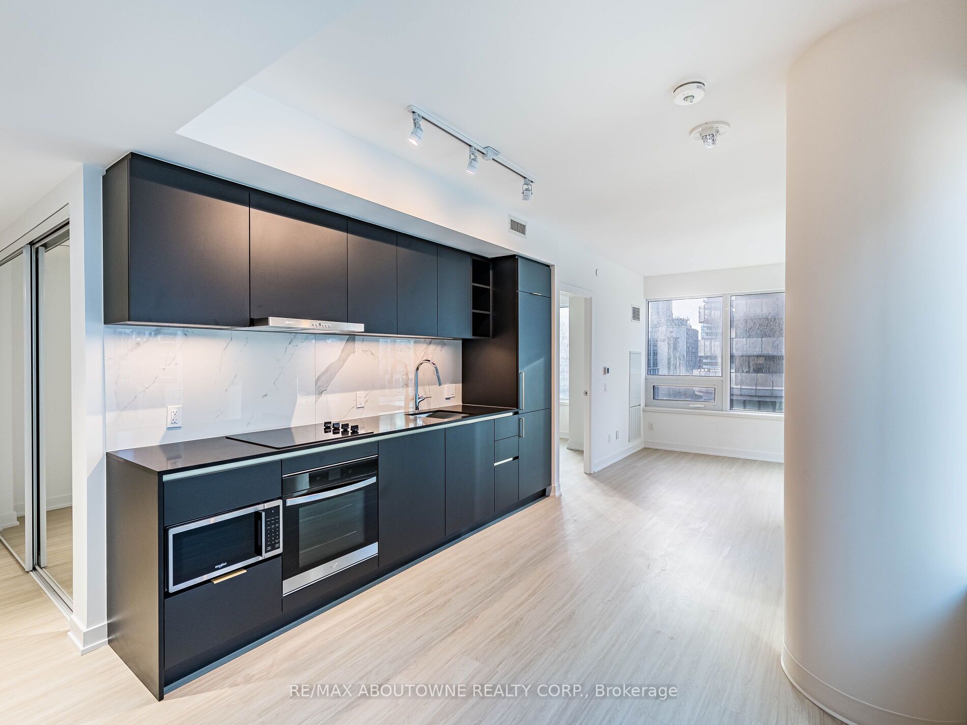 16 – 8 Wellesley Street, Toronto C01 ‣ C12486232 16 – 8 Wellesley Street, Toronto C01 ‣ C12486232