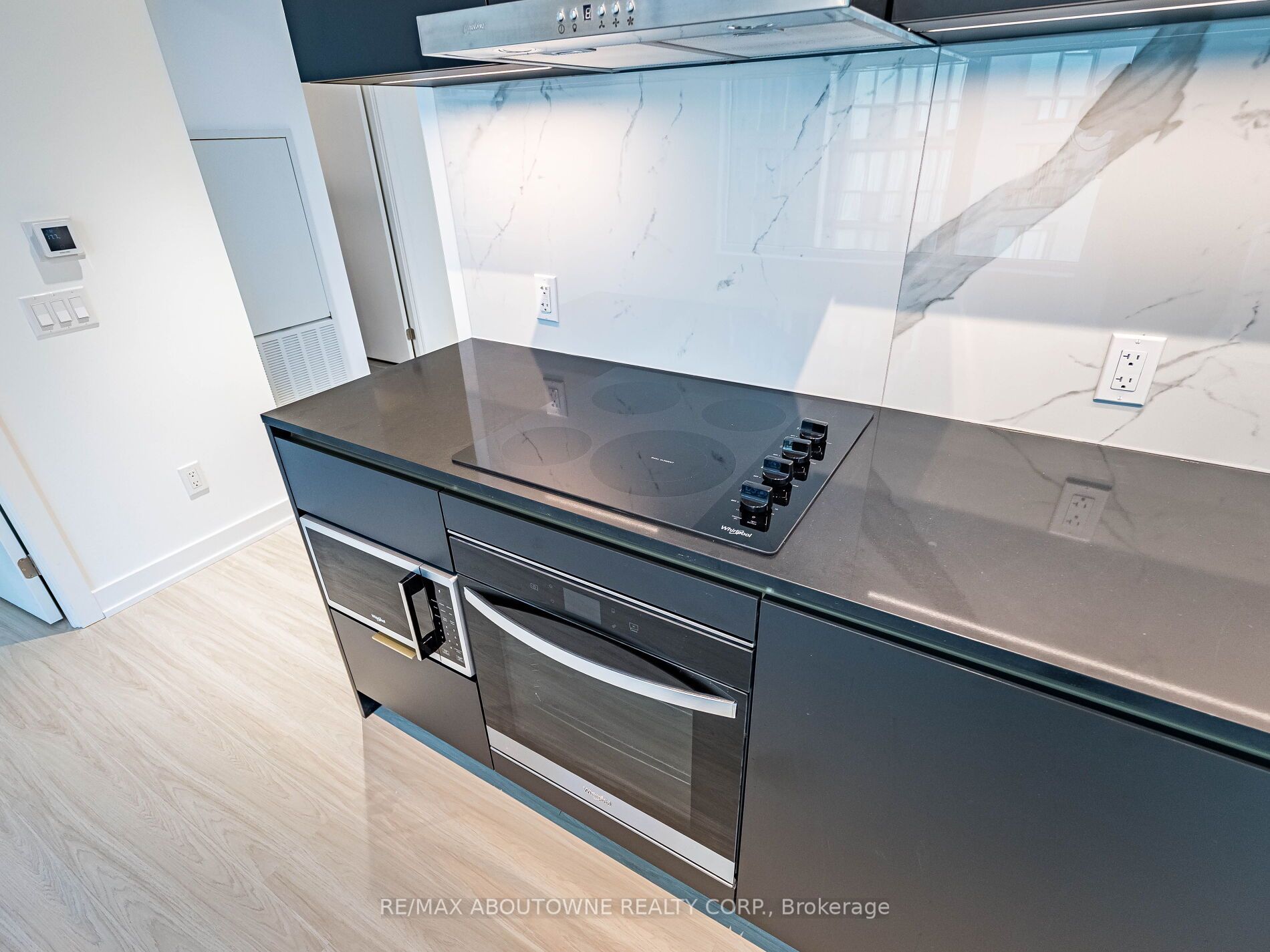 16 – 8 Wellesley Street, Toronto C01 ‣ C12486232 16 – 8 Wellesley Street, Toronto C01 ‣ C12486232