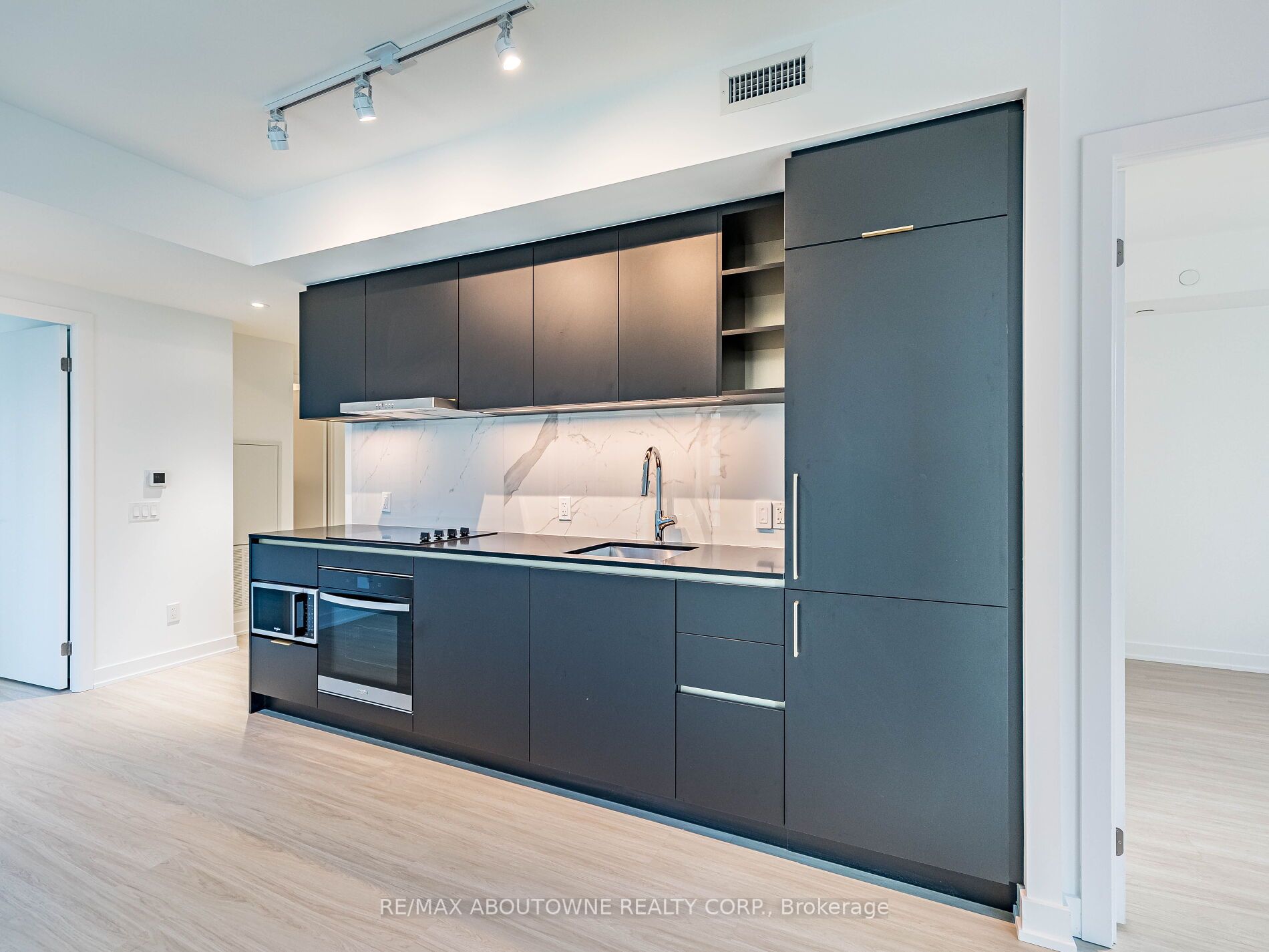 16 – 8 Wellesley Street, Toronto C01 ‣ C12486232 16 – 8 Wellesley Street, Toronto C01 ‣ C12486232