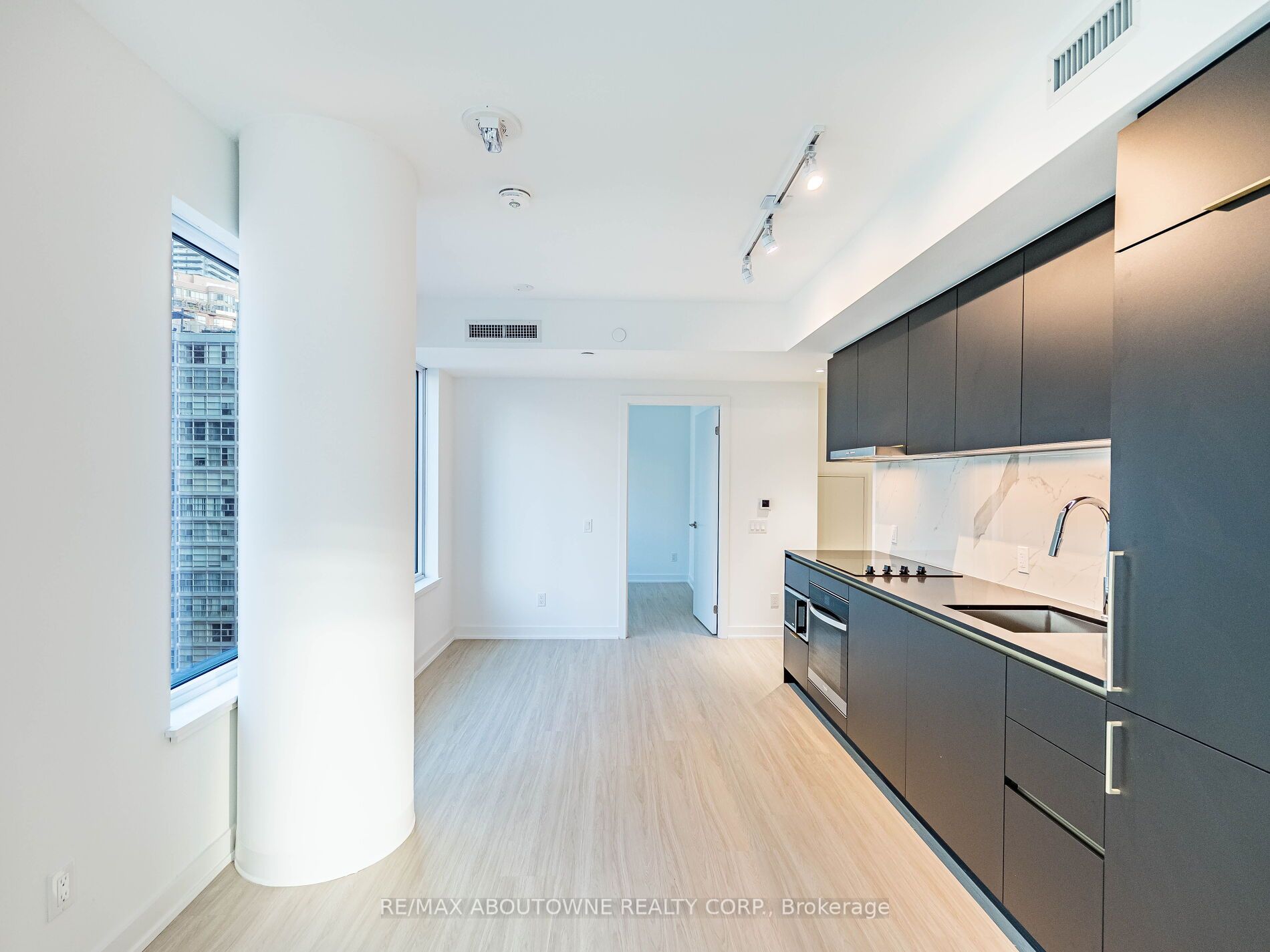 16 – 8 Wellesley Street, Toronto C01 ‣ C12486232 16 – 8 Wellesley Street, Toronto C01 ‣ C12486232