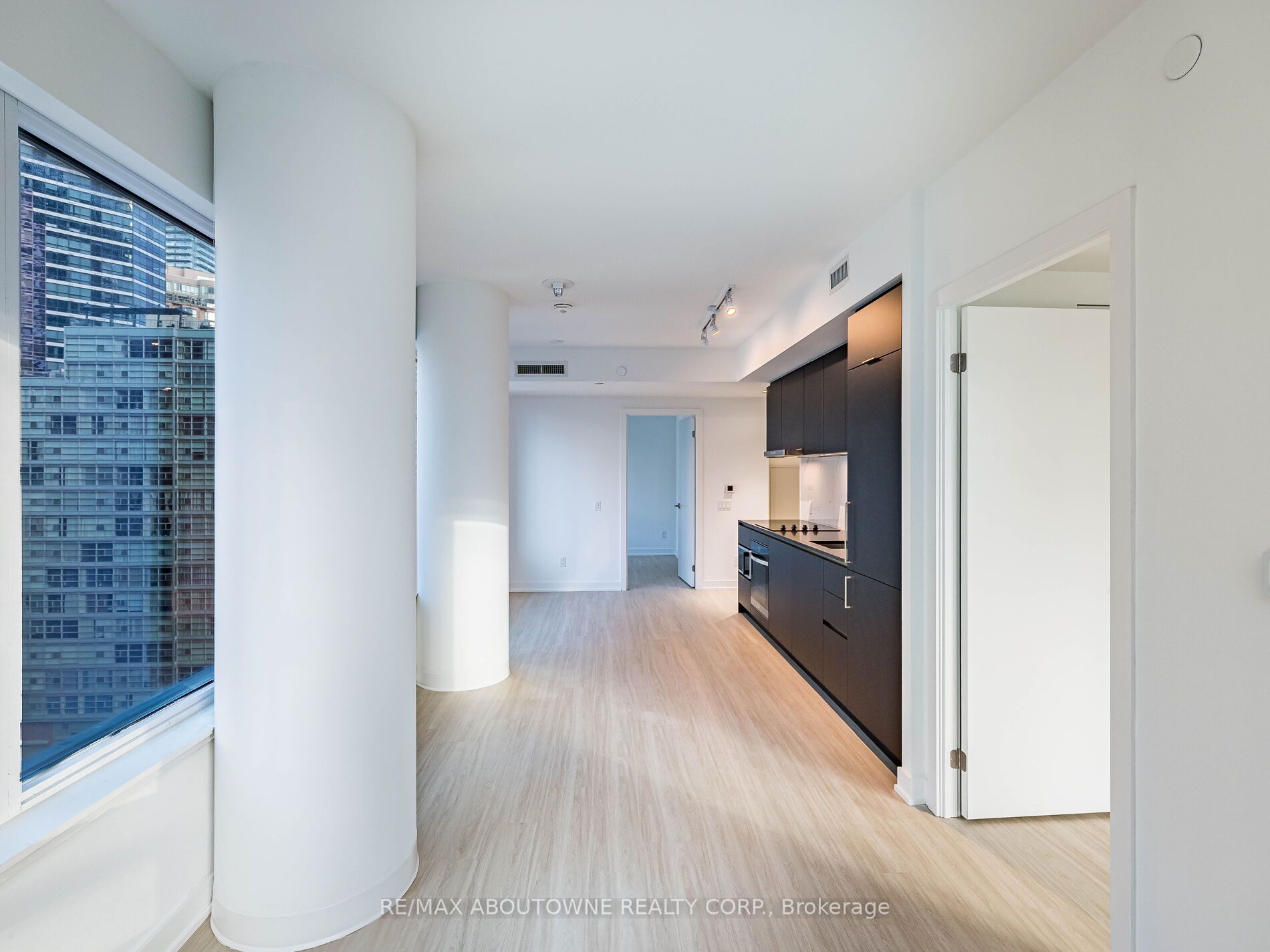 16 – 8 Wellesley Street, Toronto C01 ‣ C12486232 16 – 8 Wellesley Street, Toronto C01 ‣ C12486232