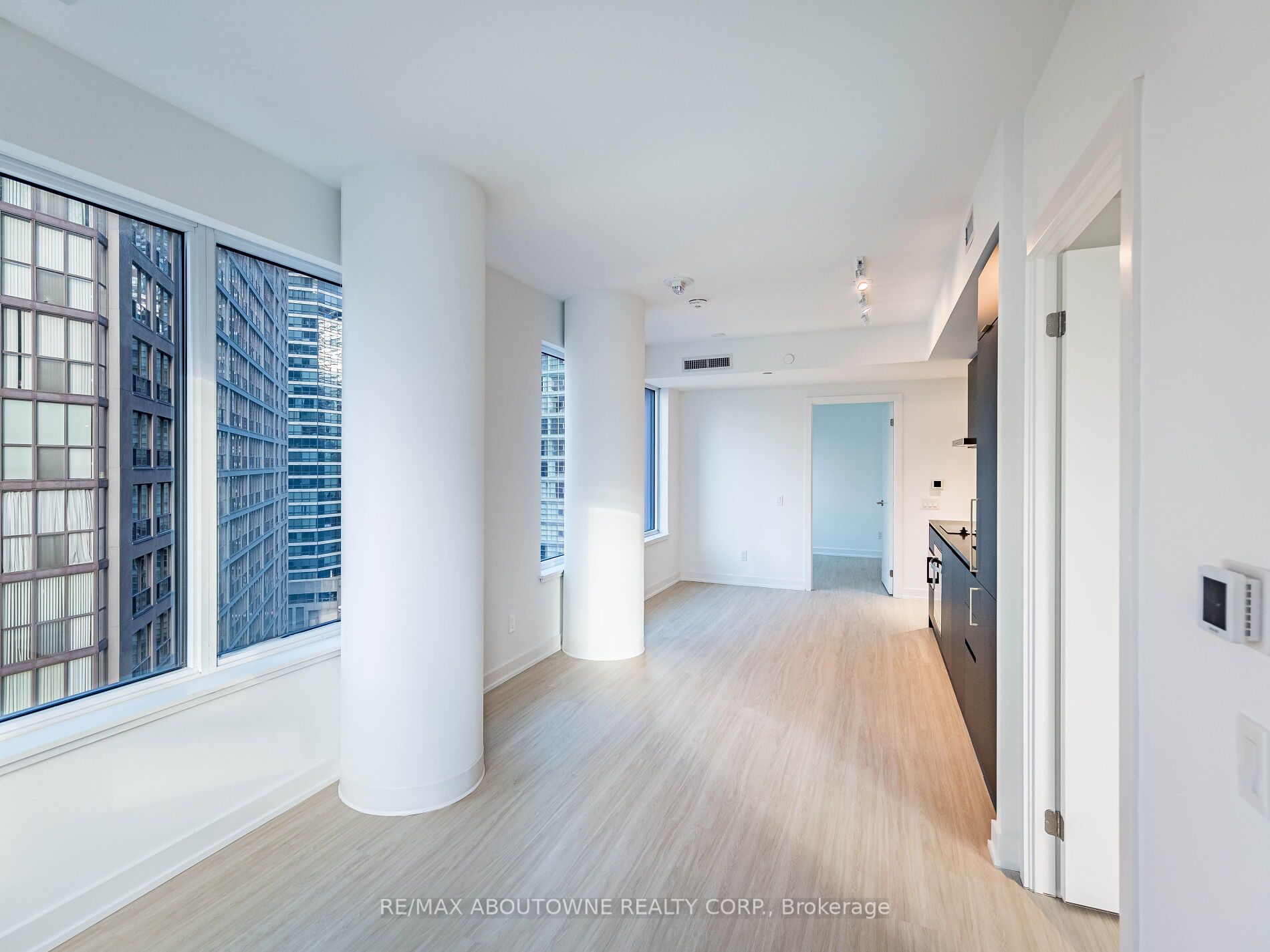 16 – 8 Wellesley Street, Toronto C01 ‣ C12486232 16 – 8 Wellesley Street, Toronto C01 ‣ C12486232