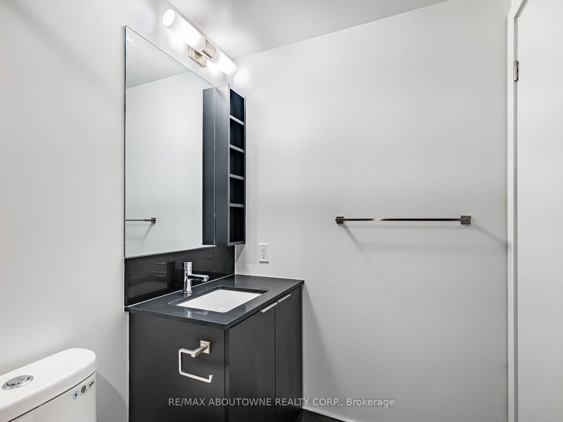 16 – 8 Wellesley Street, Toronto C01 ‣ C12486232 16 – 8 Wellesley Street, Toronto C01 ‣ C12486232