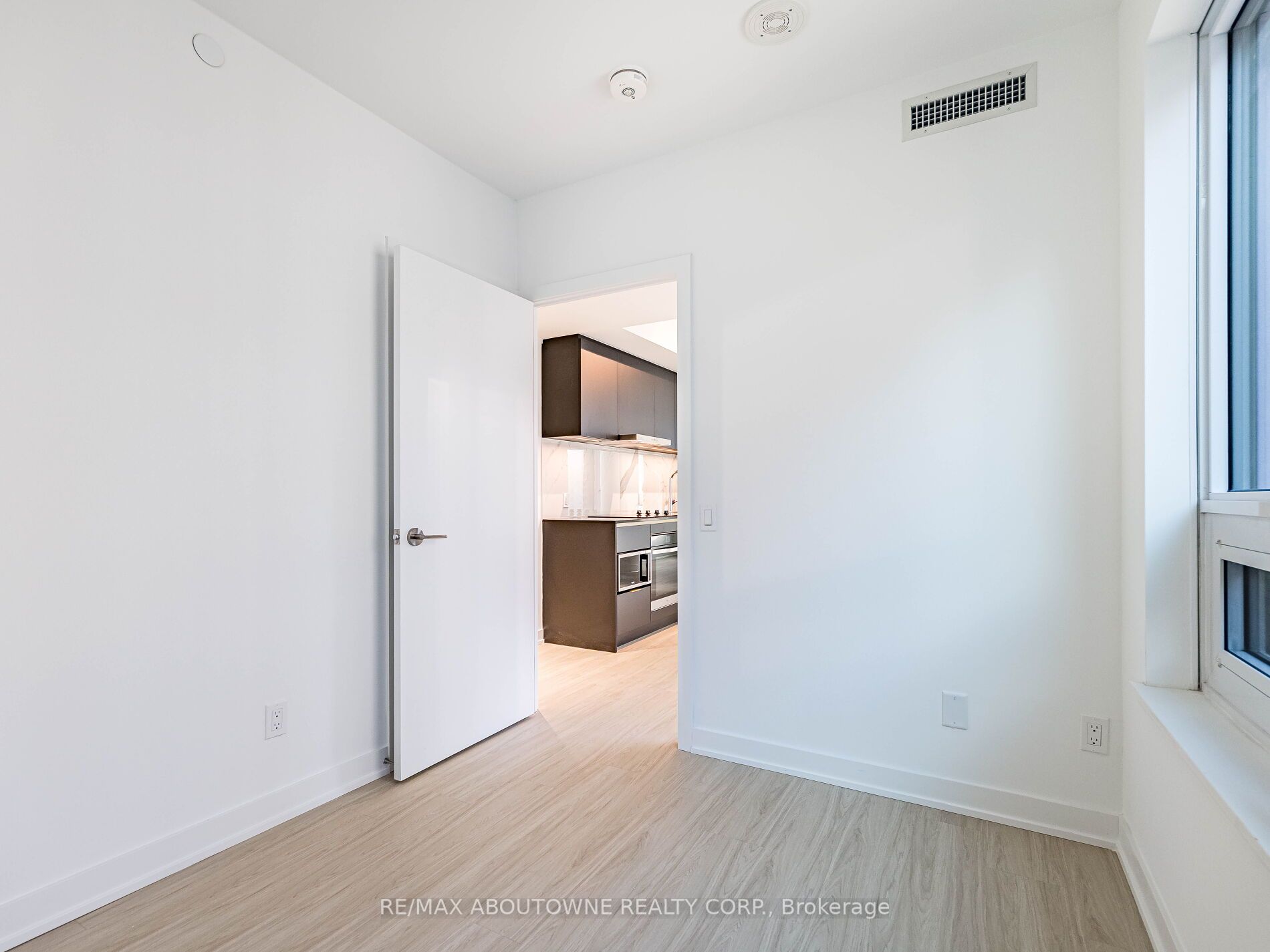 16 – 8 Wellesley Street, Toronto C01 ‣ C12486232 16 – 8 Wellesley Street, Toronto C01 ‣ C12486232