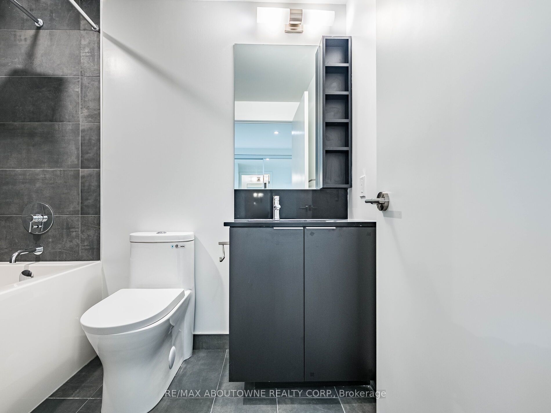 16 – 8 Wellesley Street, Toronto C01 ‣ C12486232 16 – 8 Wellesley Street, Toronto C01 ‣ C12486232