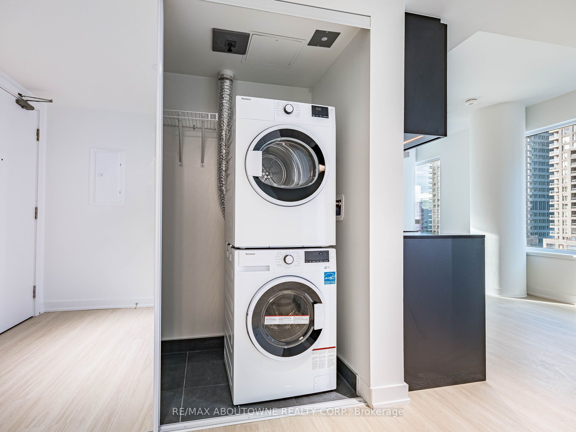 16 – 8 Wellesley Street, Toronto C01 ‣ C12486232 16 – 8 Wellesley Street, Toronto C01 ‣ C12486232