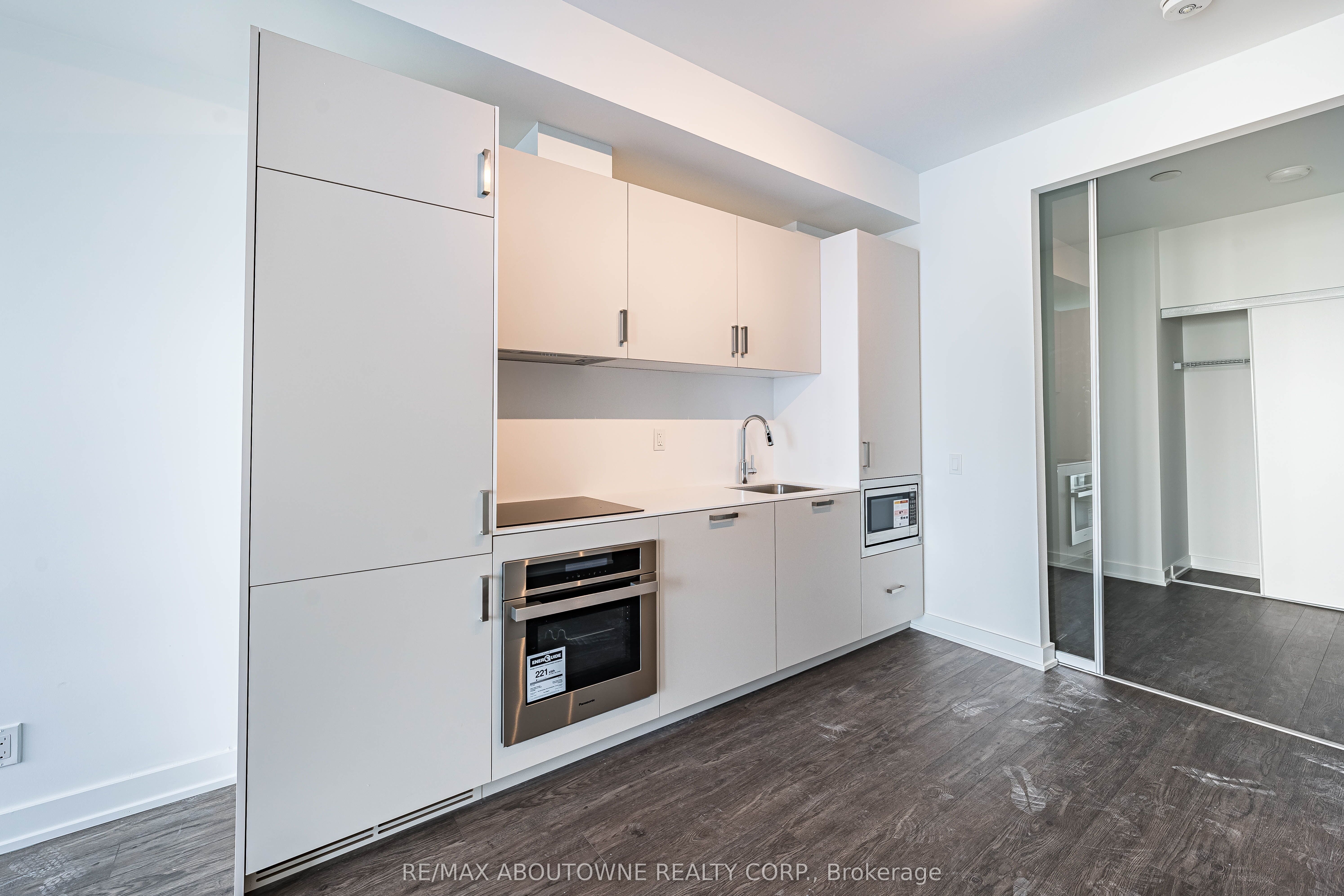 7 – 88 Queen Street, Toronto C08 ‣ C12517160 7 – 88 Queen Street, Toronto C08 ‣ C12517160