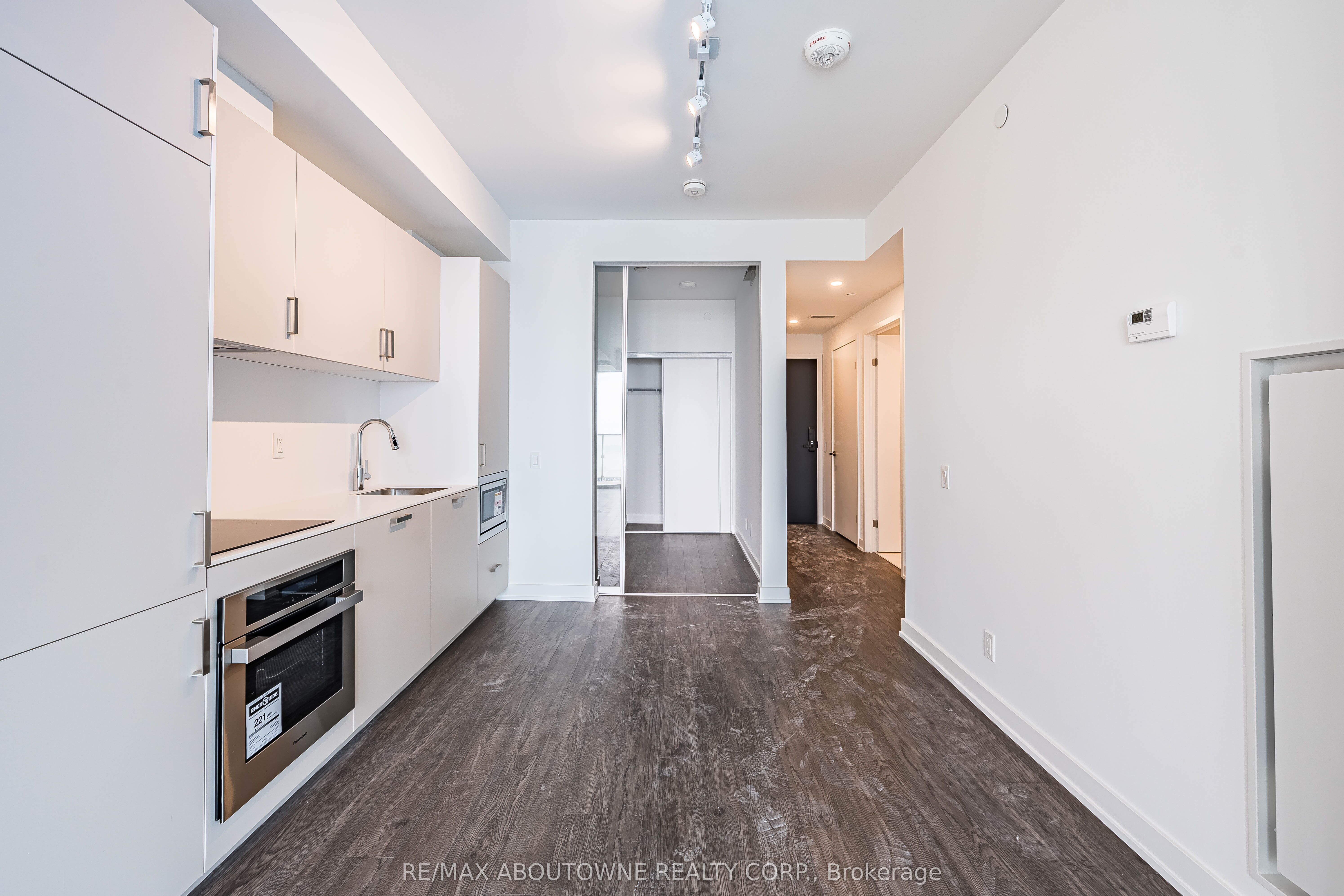 7 – 88 Queen Street, Toronto C08 ‣ C12517160 7 – 88 Queen Street, Toronto C08 ‣ C12517160