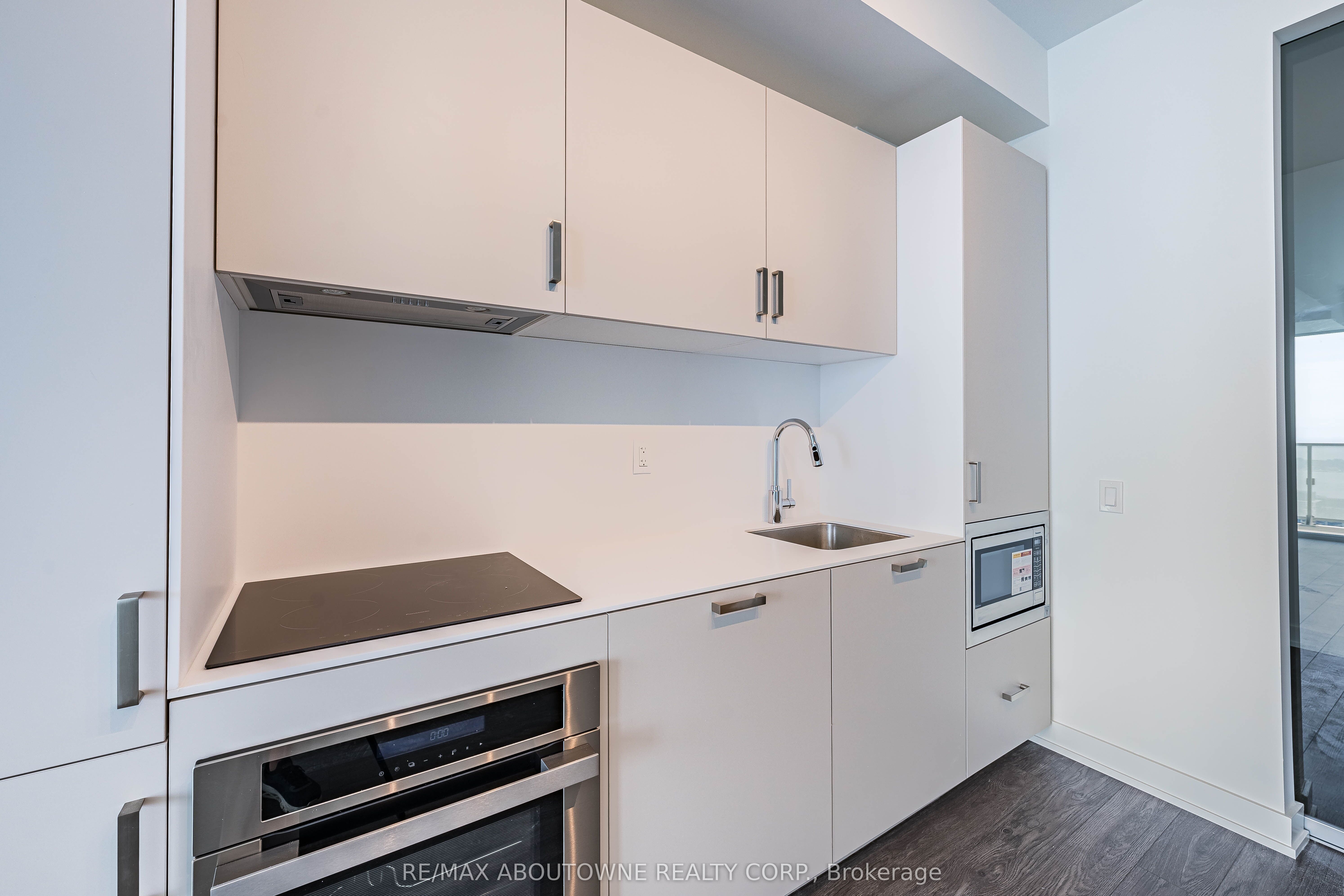 7 – 88 Queen Street, Toronto C08 ‣ C12517160 7 – 88 Queen Street, Toronto C08 ‣ C12517160