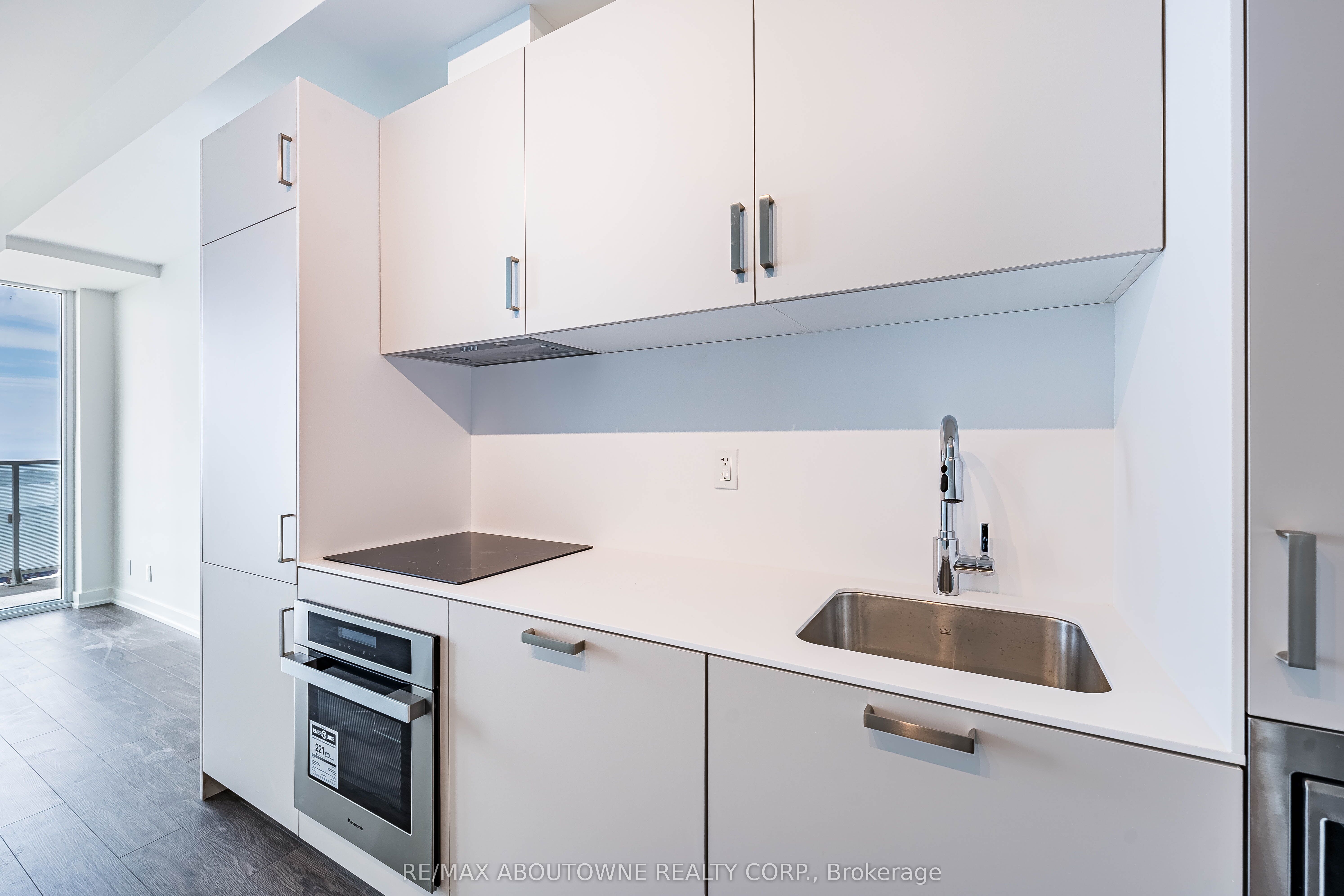 7 – 88 Queen Street, Toronto C08 ‣ C12517160 7 – 88 Queen Street, Toronto C08 ‣ C12517160