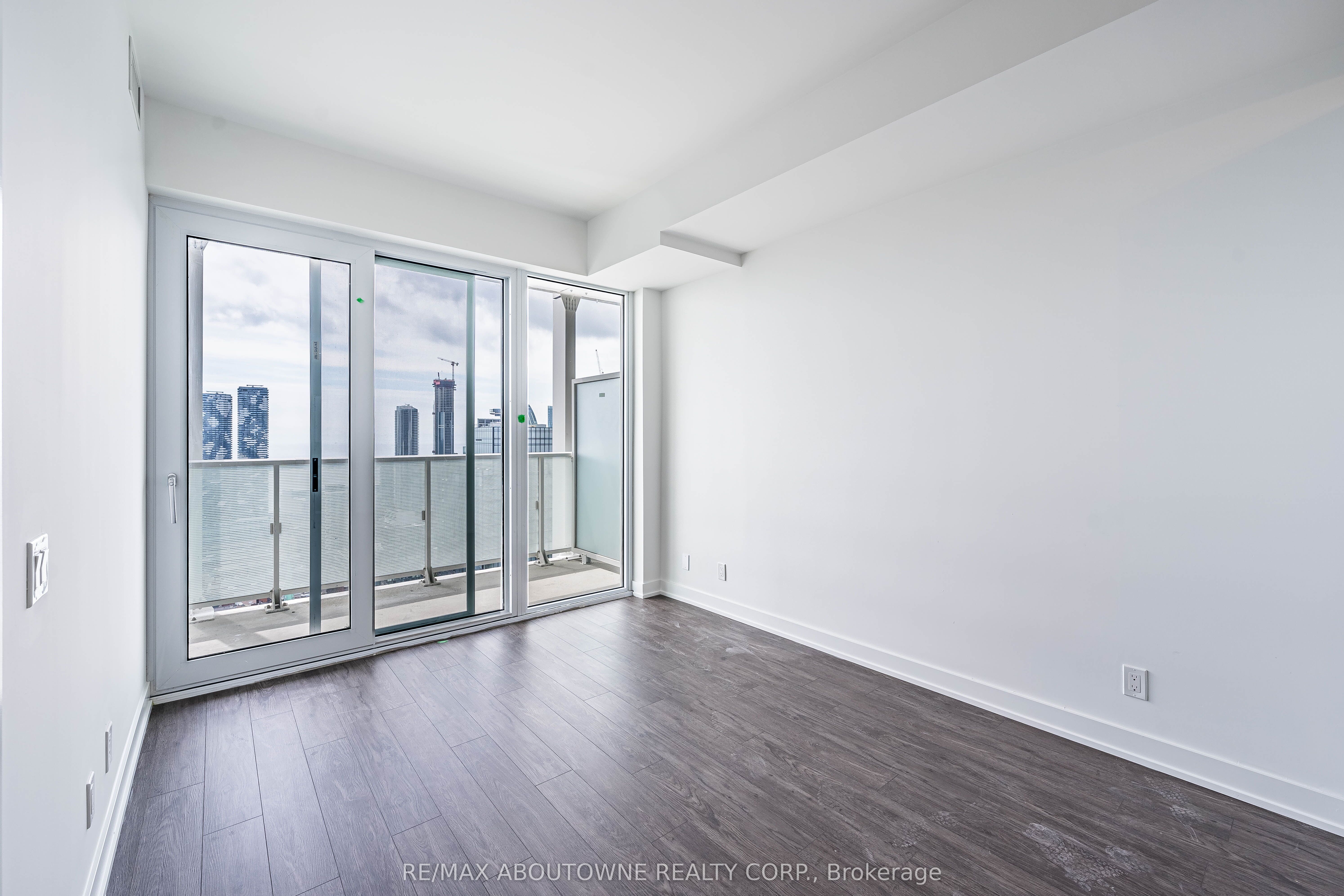 7 – 88 Queen Street, Toronto C08 ‣ C12517160 7 – 88 Queen Street, Toronto C08 ‣ C12517160