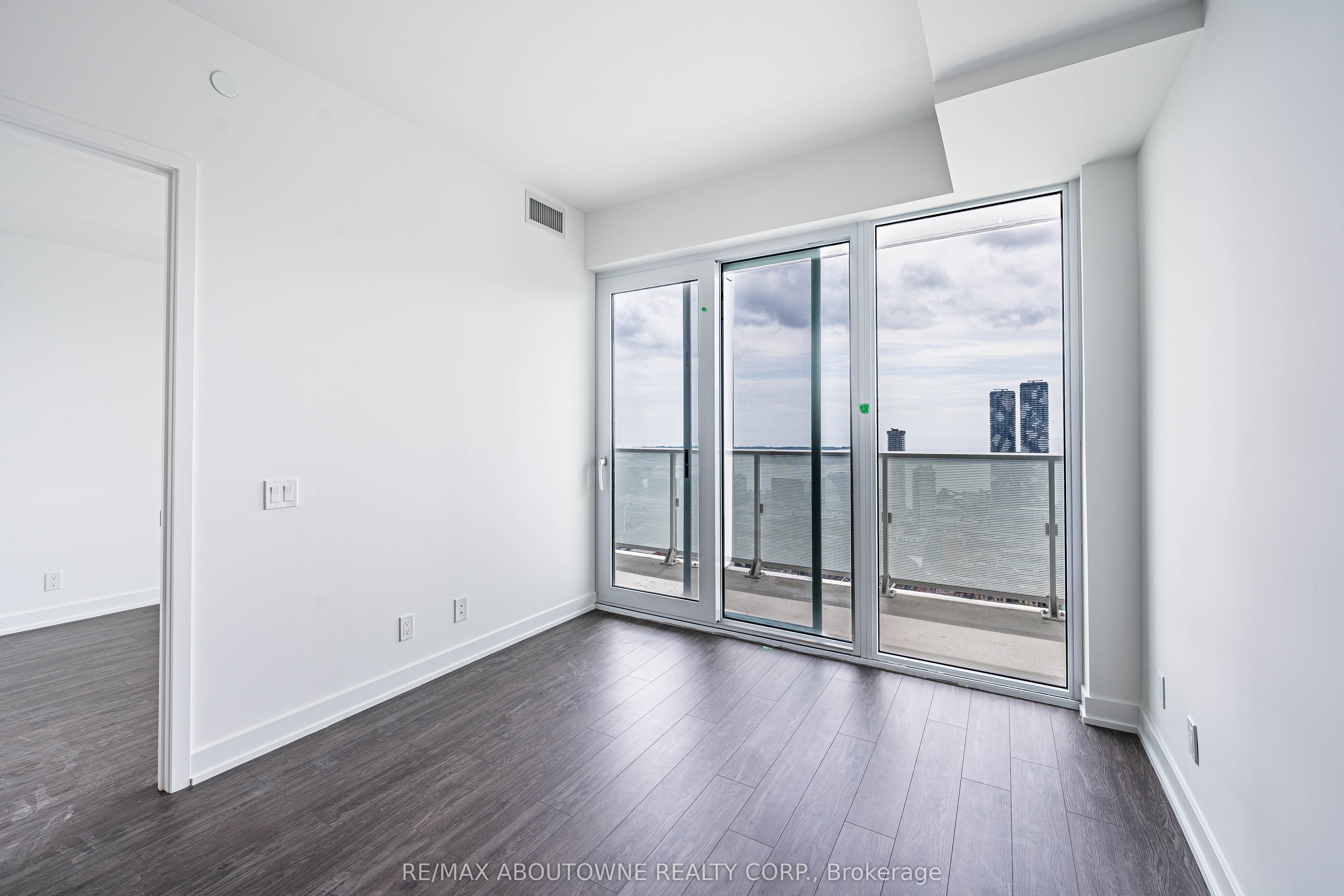 7 – 88 Queen Street, Toronto C08 ‣ C12517160 7 – 88 Queen Street, Toronto C08 ‣ C12517160