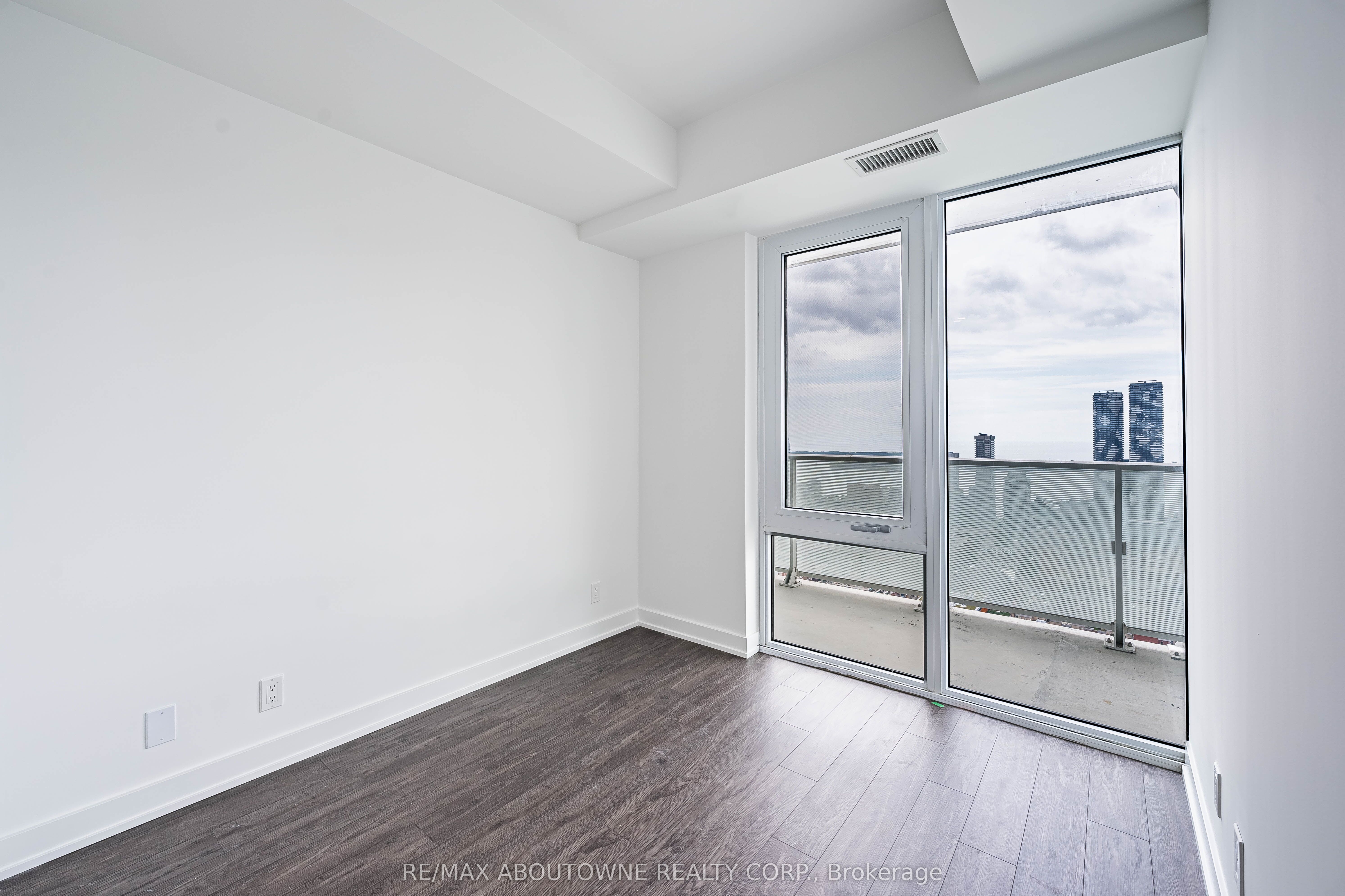 7 – 88 Queen Street, Toronto C08 ‣ C12517160 7 – 88 Queen Street, Toronto C08 ‣ C12517160