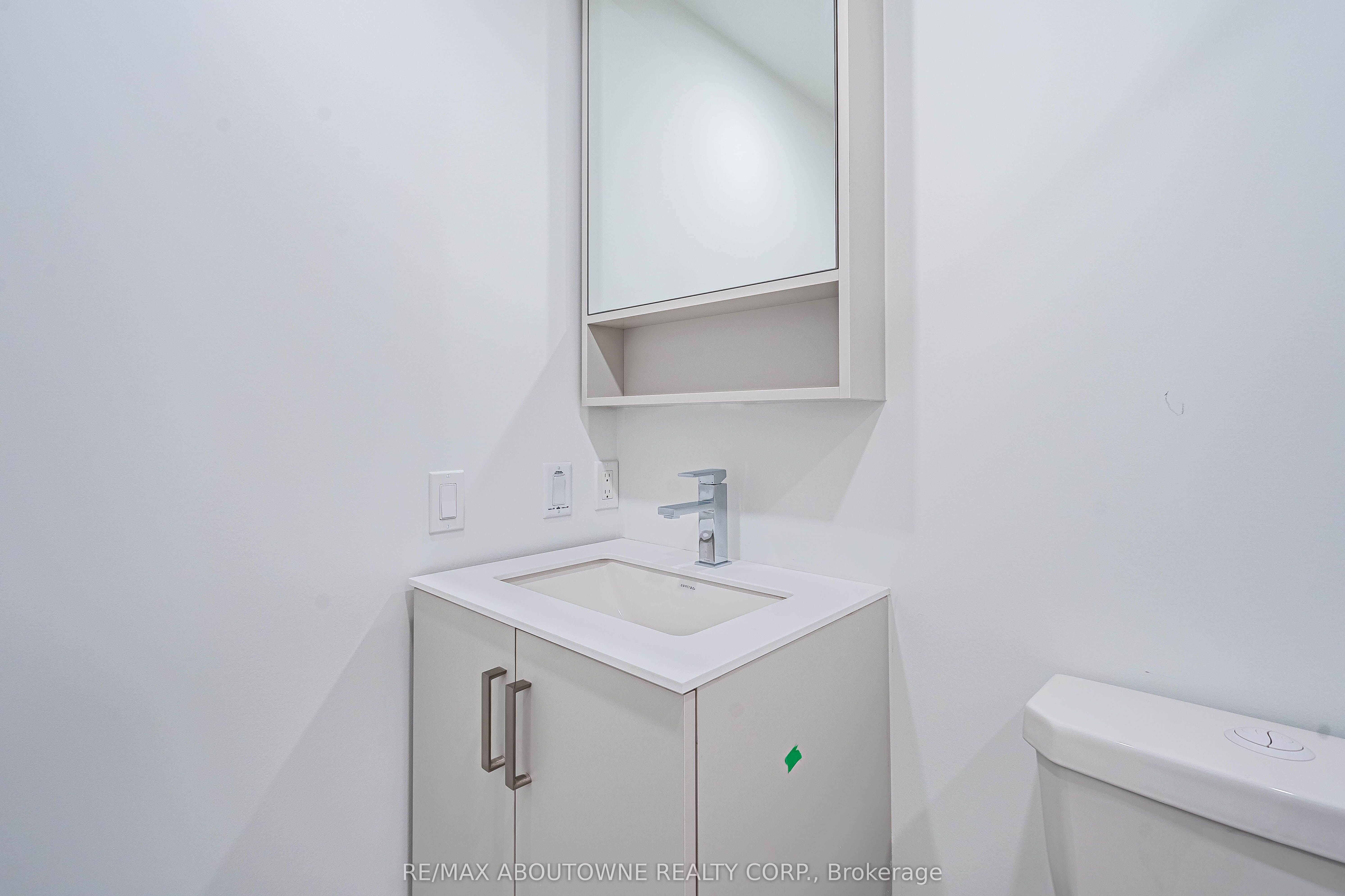 7 – 88 Queen Street, Toronto C08 ‣ C12517160 7 – 88 Queen Street, Toronto C08 ‣ C12517160