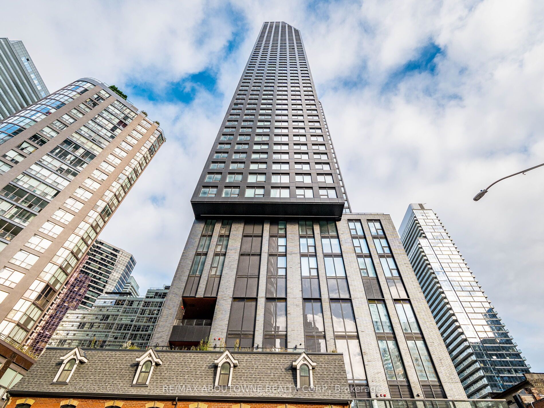 16 – 8 Wellesley Street, Toronto C01