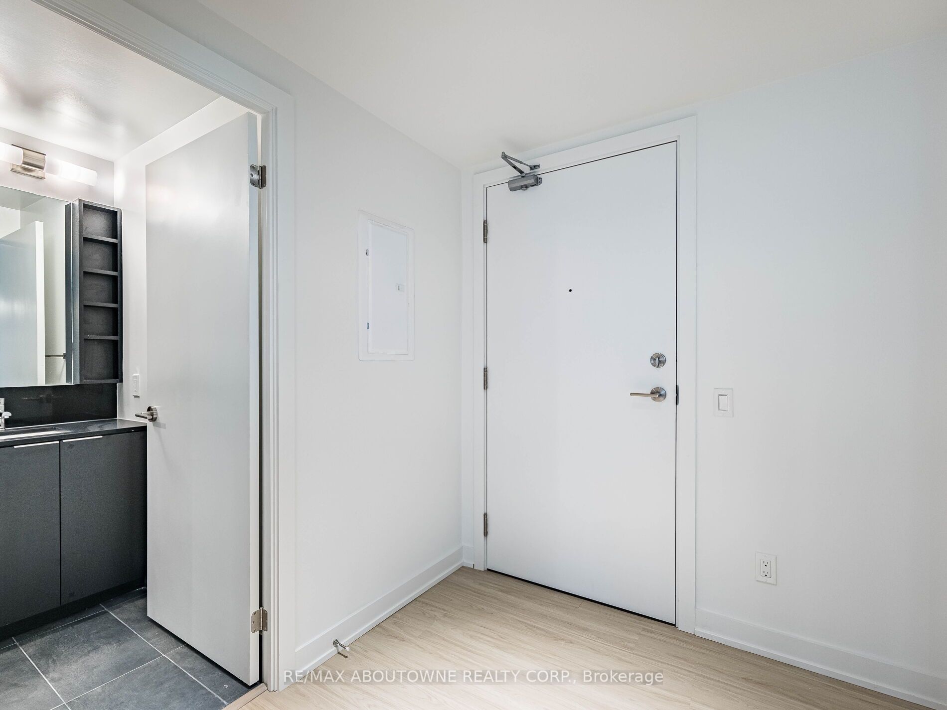 16 – 8 Wellesley Street, Toronto C01 ‣ C12616264 16 – 8 Wellesley Street, Toronto C01 ‣ C12616264