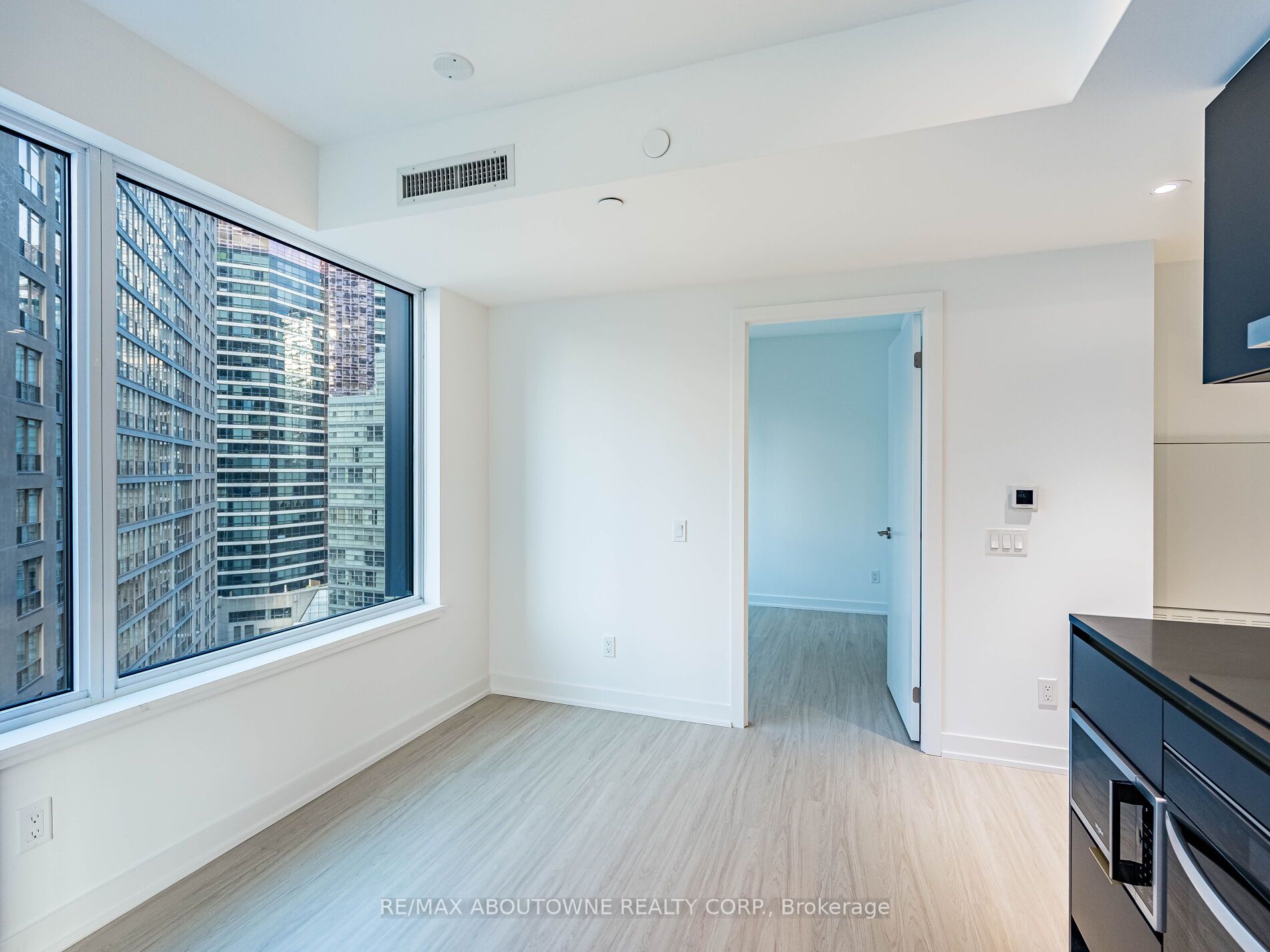 16 – 8 Wellesley Street, Toronto C01 ‣ C12616264 16 – 8 Wellesley Street, Toronto C01 ‣ C12616264