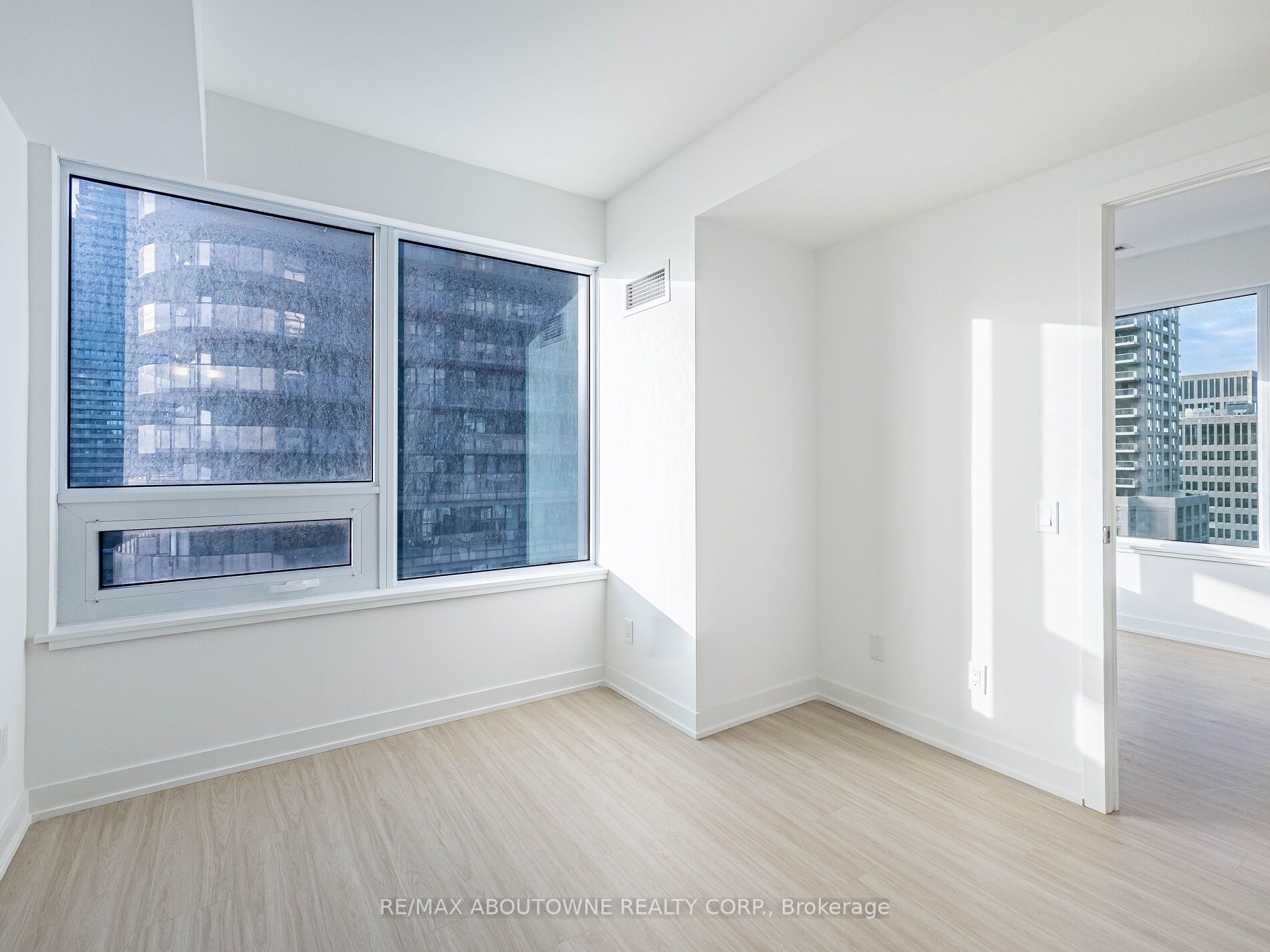 16 – 8 Wellesley Street, Toronto C01 ‣ C12616264 16 – 8 Wellesley Street, Toronto C01 ‣ C12616264