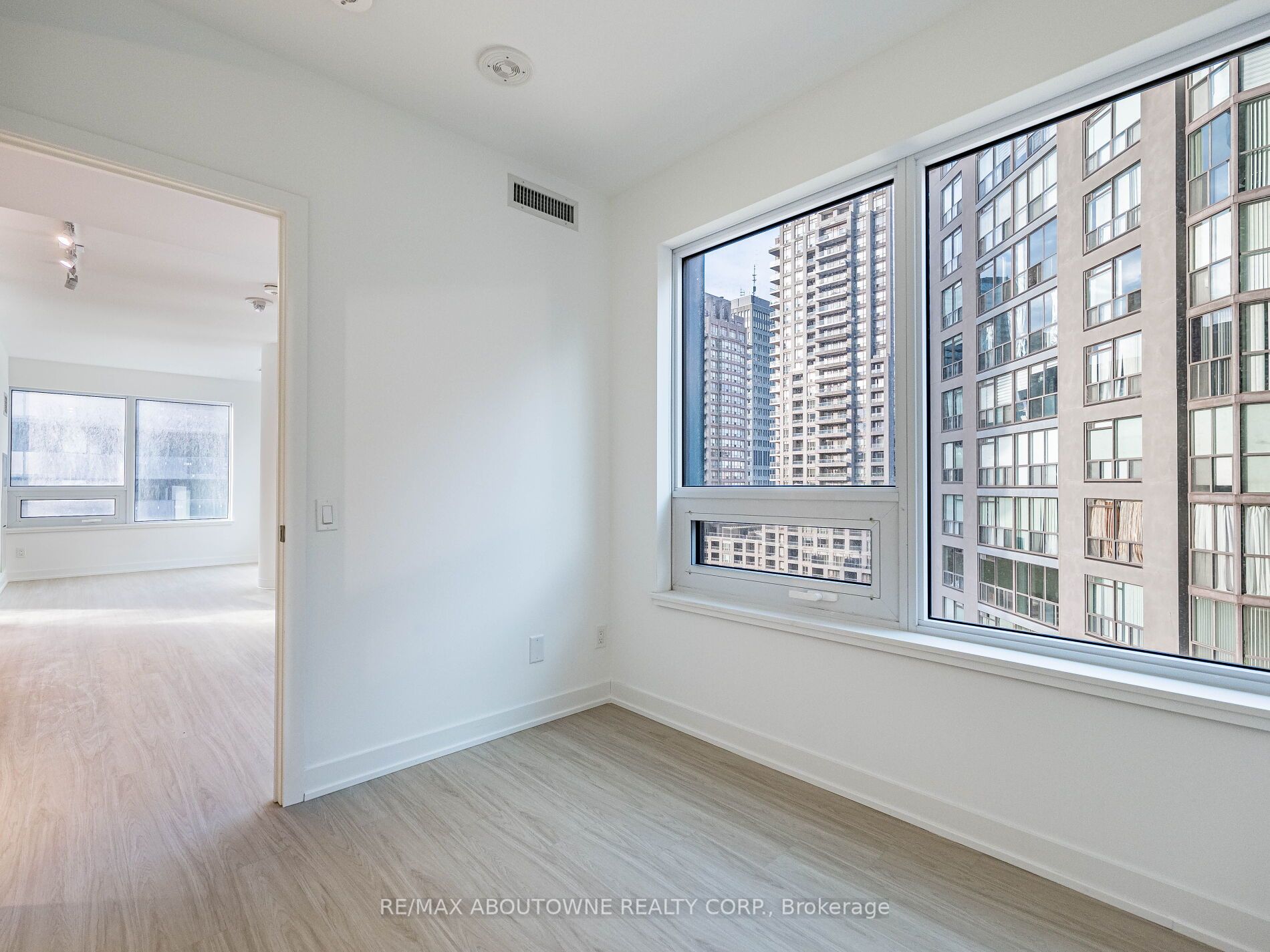 16 – 8 Wellesley Street, Toronto C01 ‣ C12616264 16 – 8 Wellesley Street, Toronto C01 ‣ C12616264