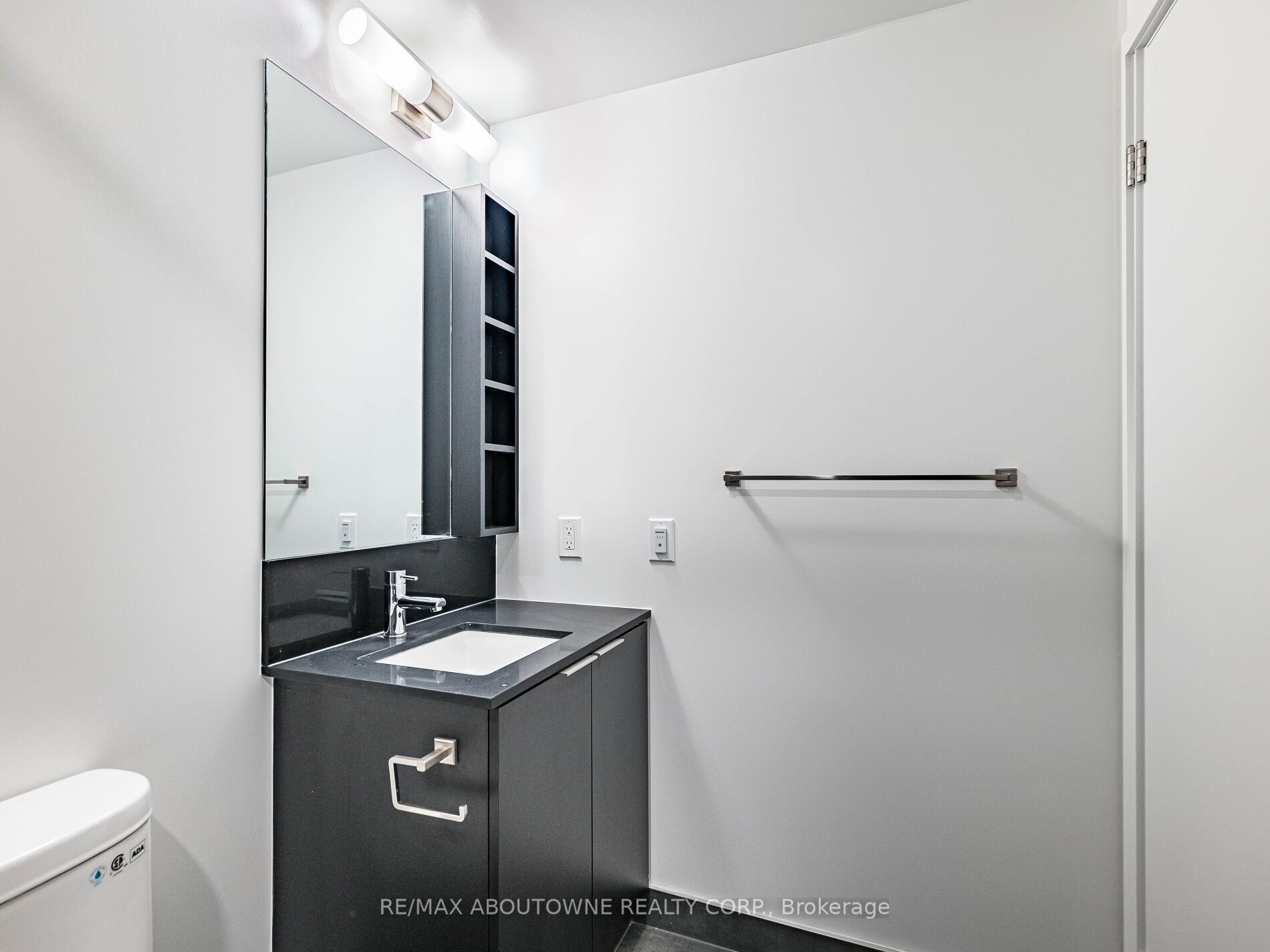 16 – 8 Wellesley Street, Toronto C01 ‣ C12616264 16 – 8 Wellesley Street, Toronto C01 ‣ C12616264