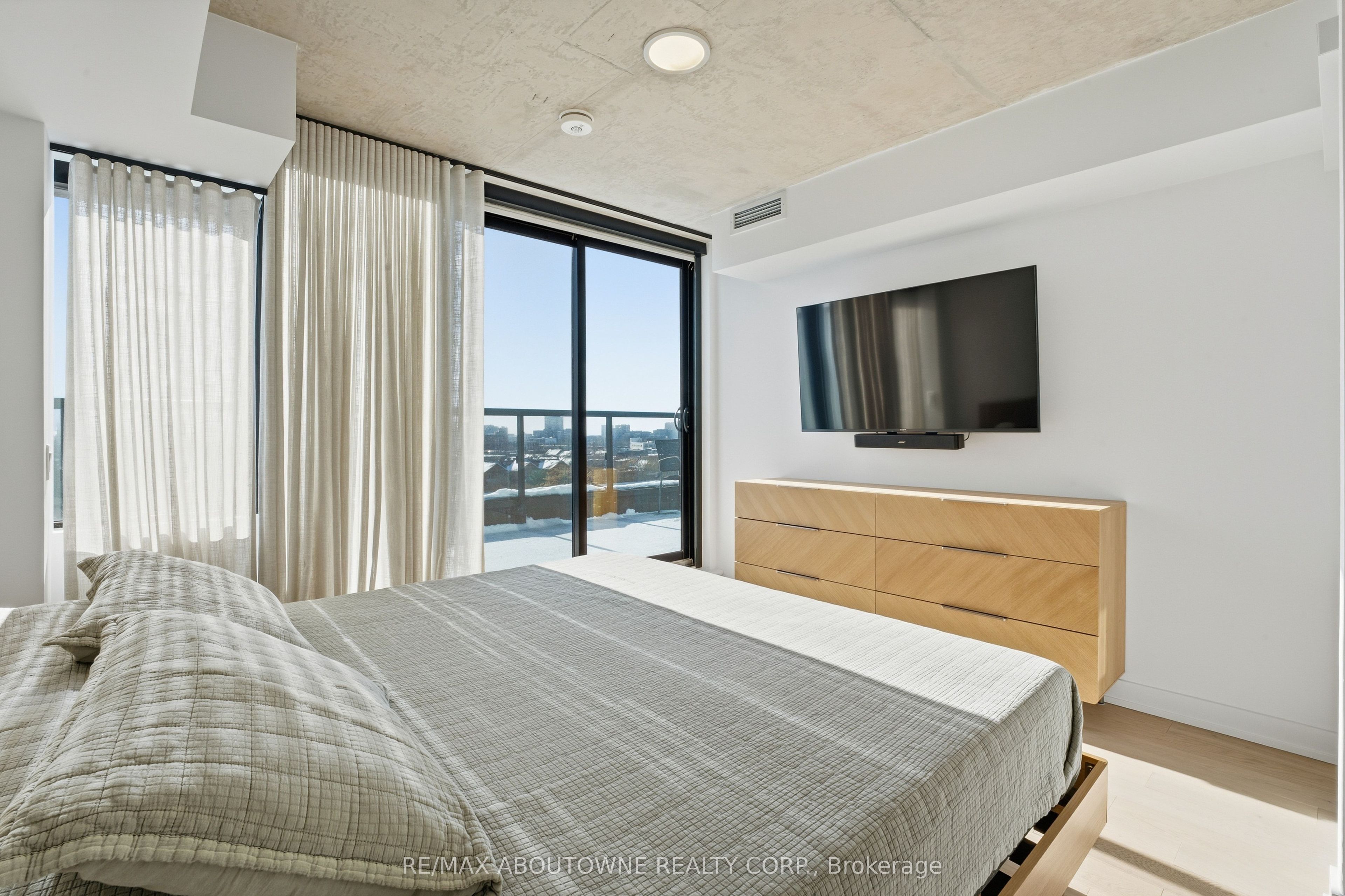 19 – 899 College Street, Toronto C01 ‣ C12720896 19 – 899 College Street, Toronto C01 ‣ C12720896