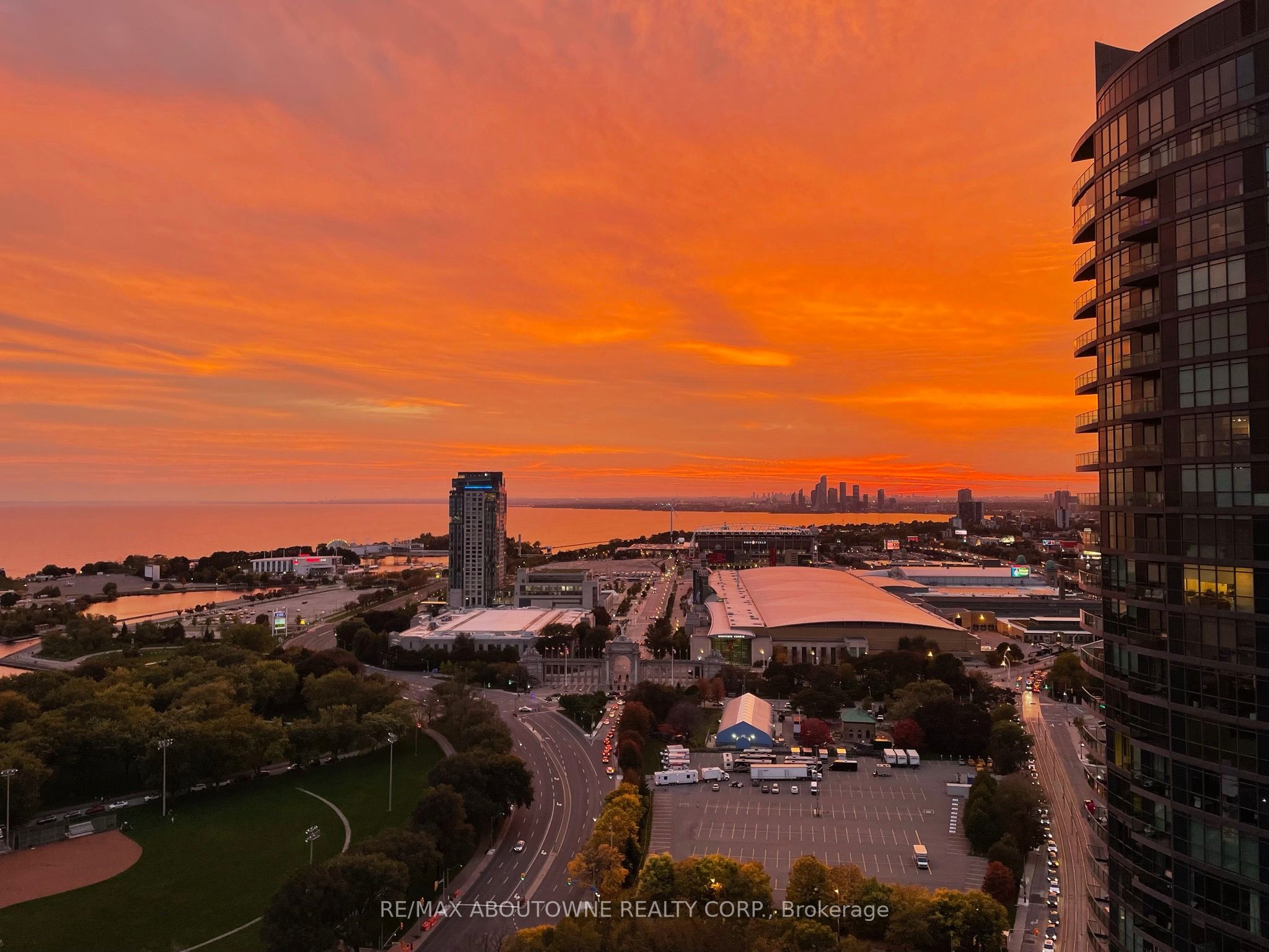 7 – 215 Fort York Boulevard, Toronto C01