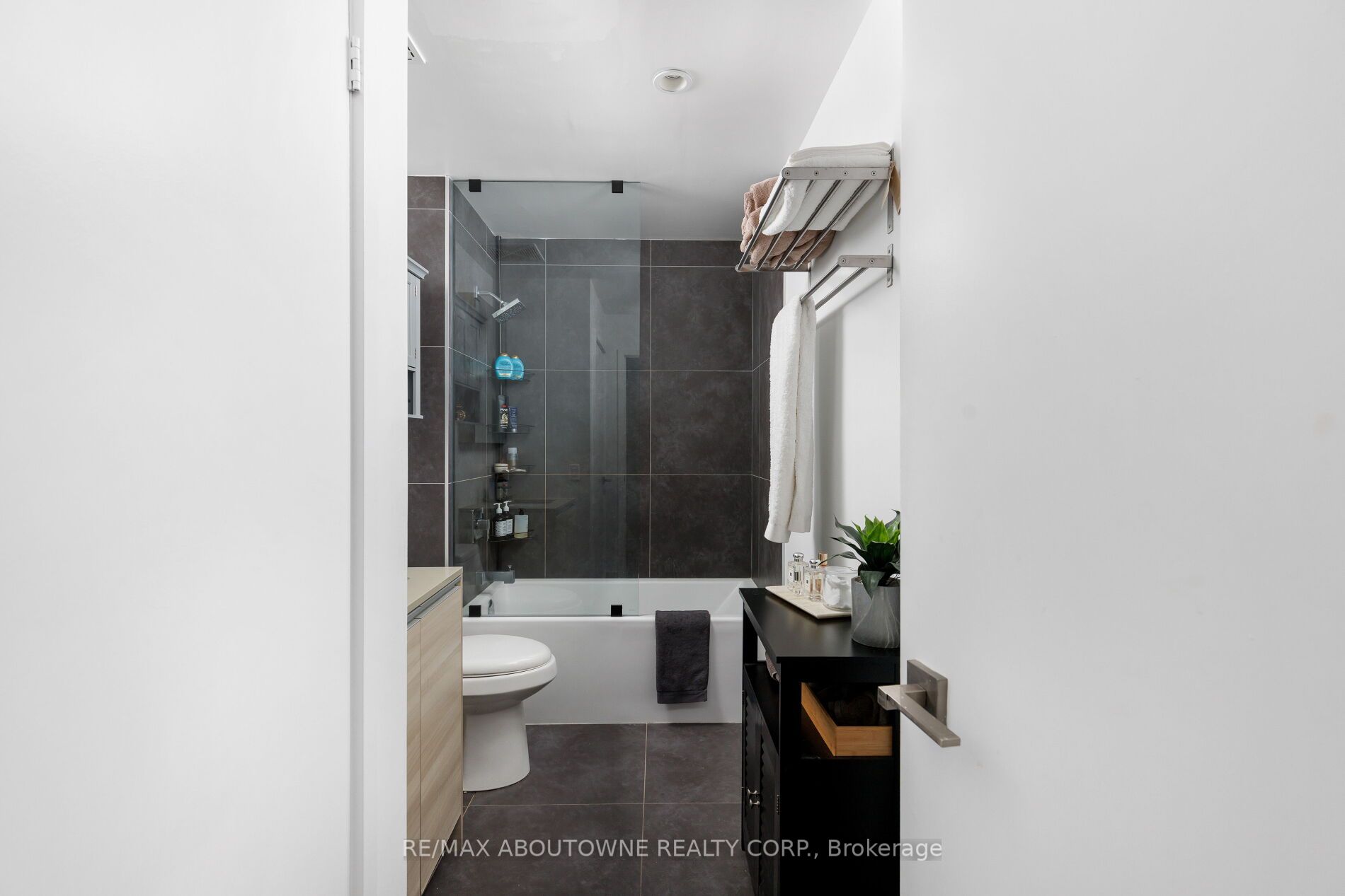 4 – 20 Minowan Miikan Lane, Toronto C01 ‣ C13582716 4 – 20 Minowan Miikan Lane, Toronto C01 ‣ C13582716