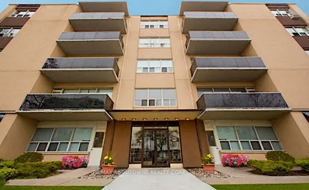 506 – 300 St Clair Avenue, Toronto C02