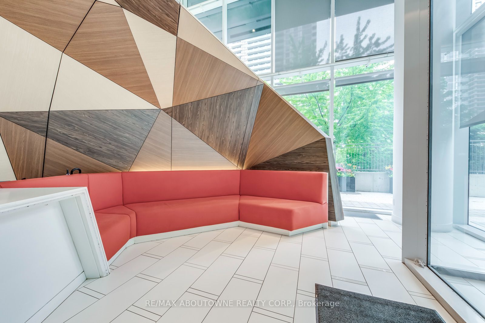 10 – 30 Roehampton Avenue, Toronto C10 ‣ C13739396 10 – 30 Roehampton Avenue, Toronto C10 ‣ C13739396