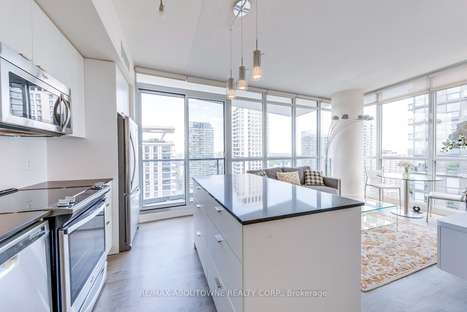 10 – 30 Roehampton Avenue, Toronto C10 ‣ C13739396 10 – 30 Roehampton Avenue, Toronto C10 ‣ C13739396