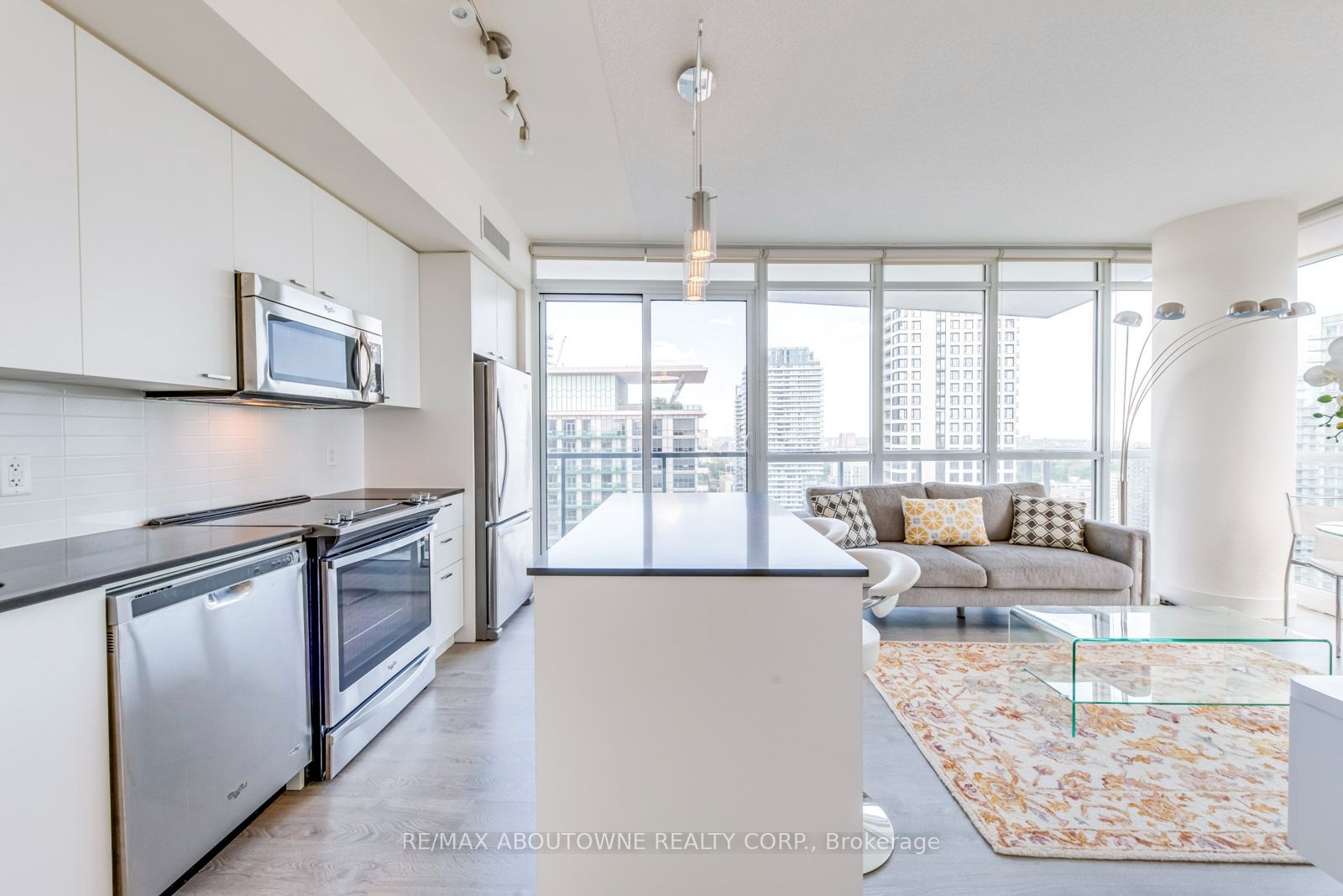 10 – 30 Roehampton Avenue, Toronto C10 ‣ C13739396 10 – 30 Roehampton Avenue, Toronto C10 ‣ C13739396