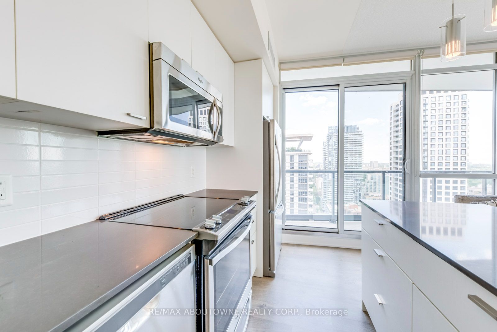 10 – 30 Roehampton Avenue, Toronto C10 ‣ C13739396 10 – 30 Roehampton Avenue, Toronto C10 ‣ C13739396