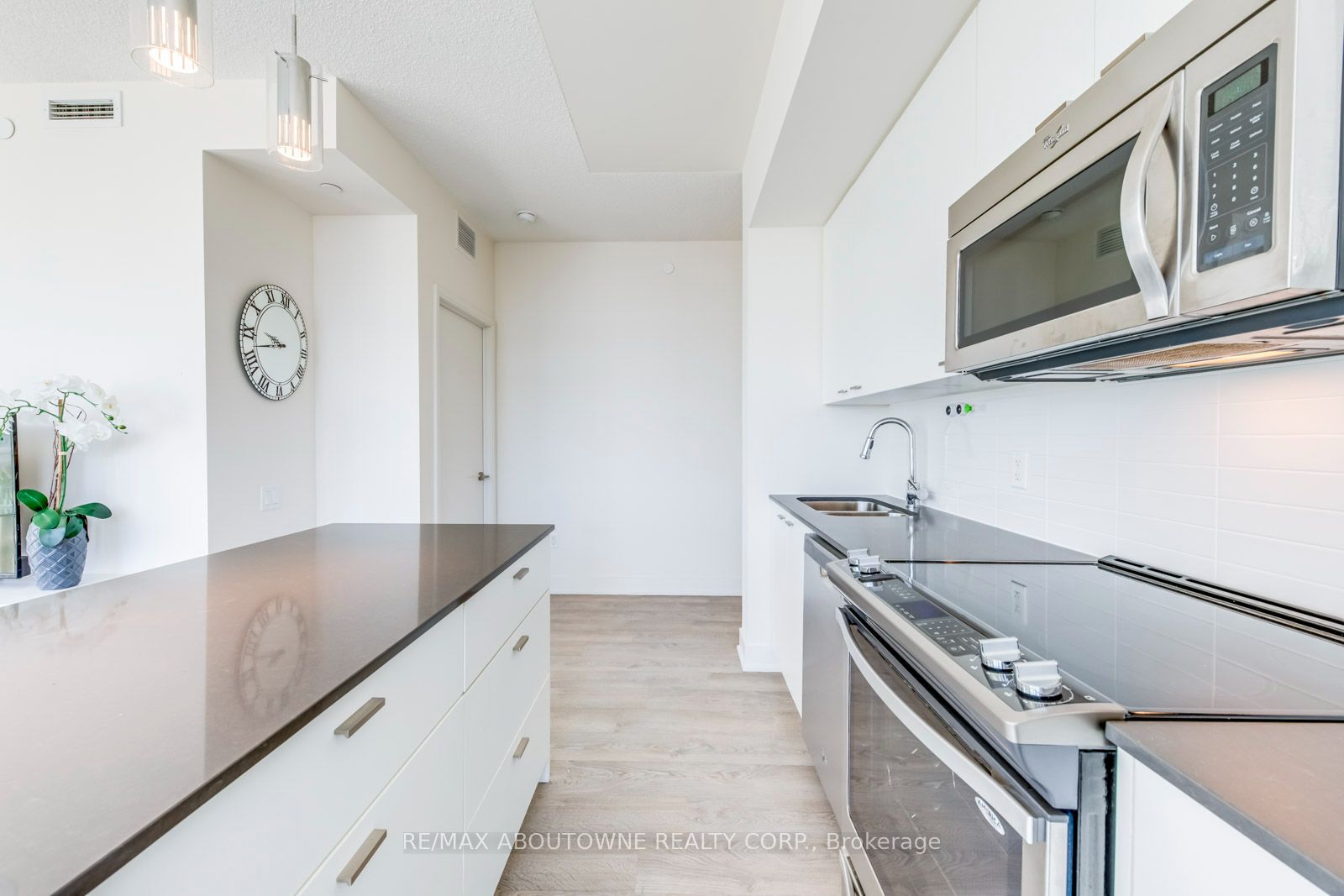 10 – 30 Roehampton Avenue, Toronto C10 ‣ C13739396 10 – 30 Roehampton Avenue, Toronto C10 ‣ C13739396
