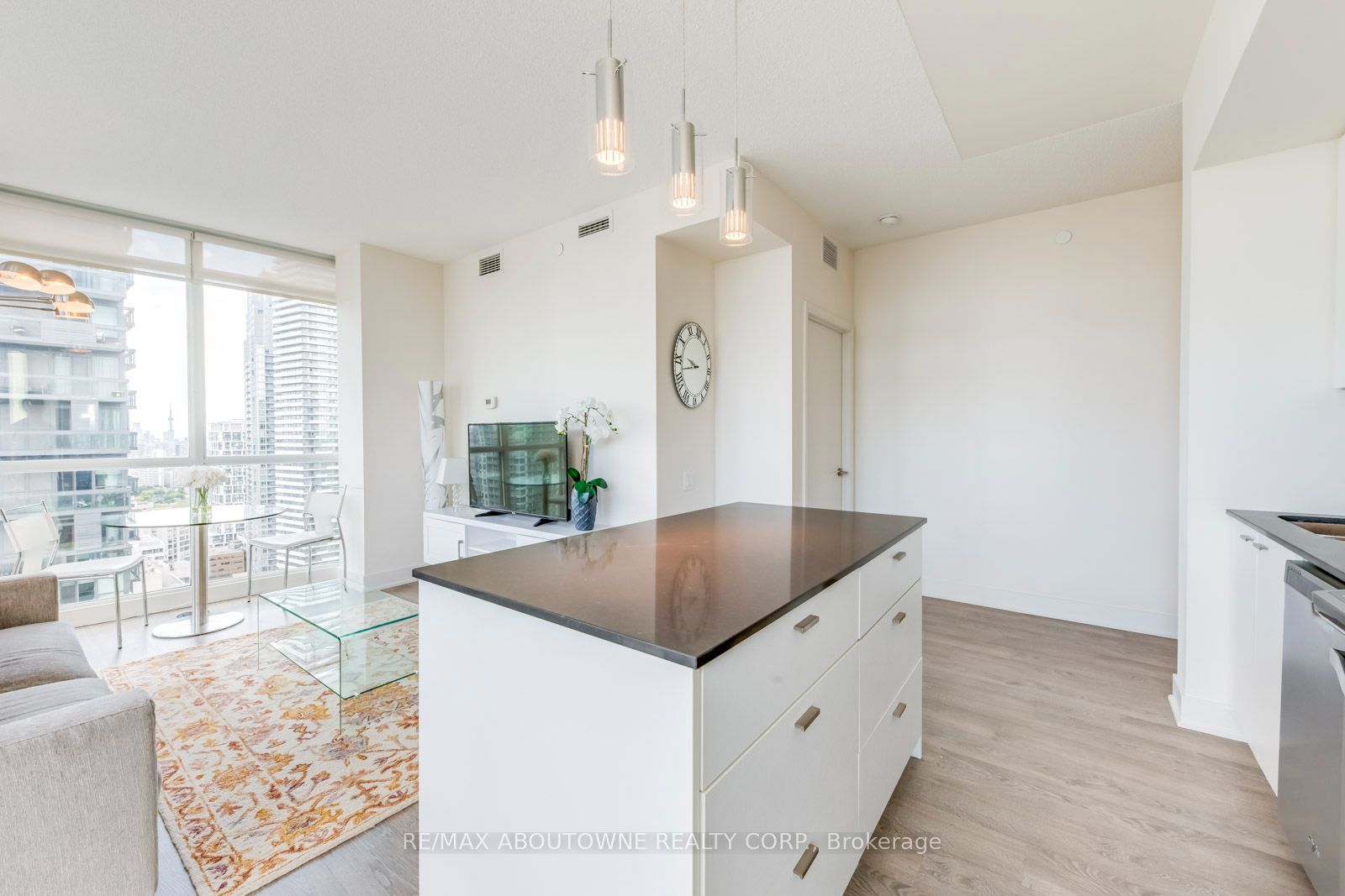 10 – 30 Roehampton Avenue, Toronto C10 ‣ C13739396 10 – 30 Roehampton Avenue, Toronto C10 ‣ C13739396