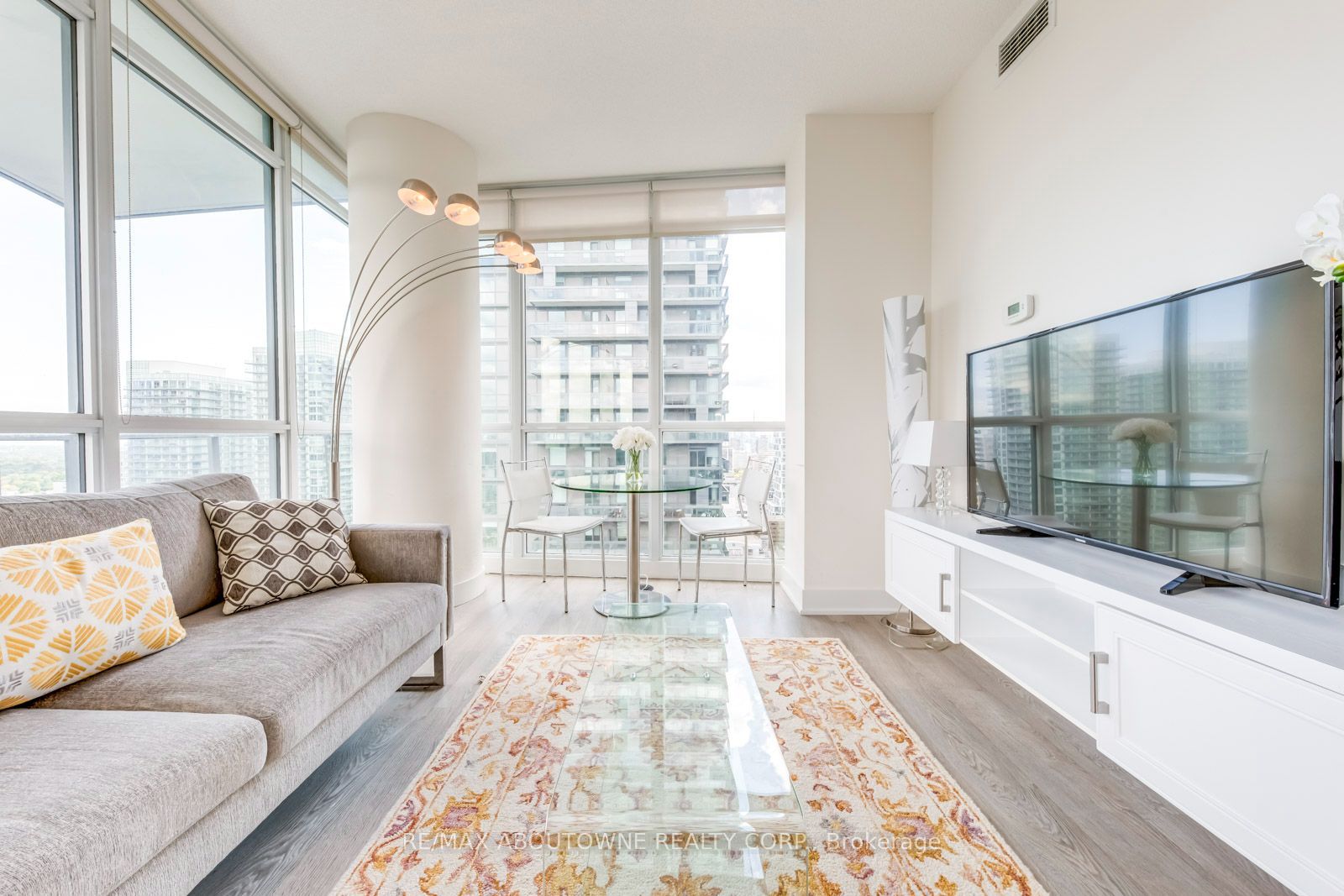 10 – 30 Roehampton Avenue, Toronto C10 ‣ C13739396 10 – 30 Roehampton Avenue, Toronto C10 ‣ C13739396
