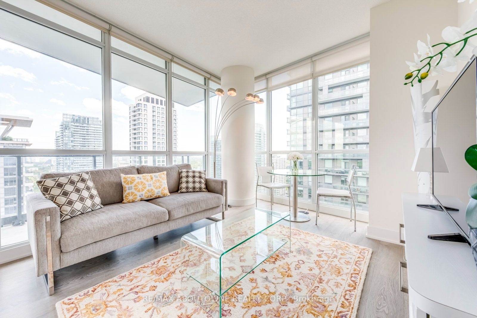 10 – 30 Roehampton Avenue, Toronto C10 ‣ C13739396 10 – 30 Roehampton Avenue, Toronto C10 ‣ C13739396