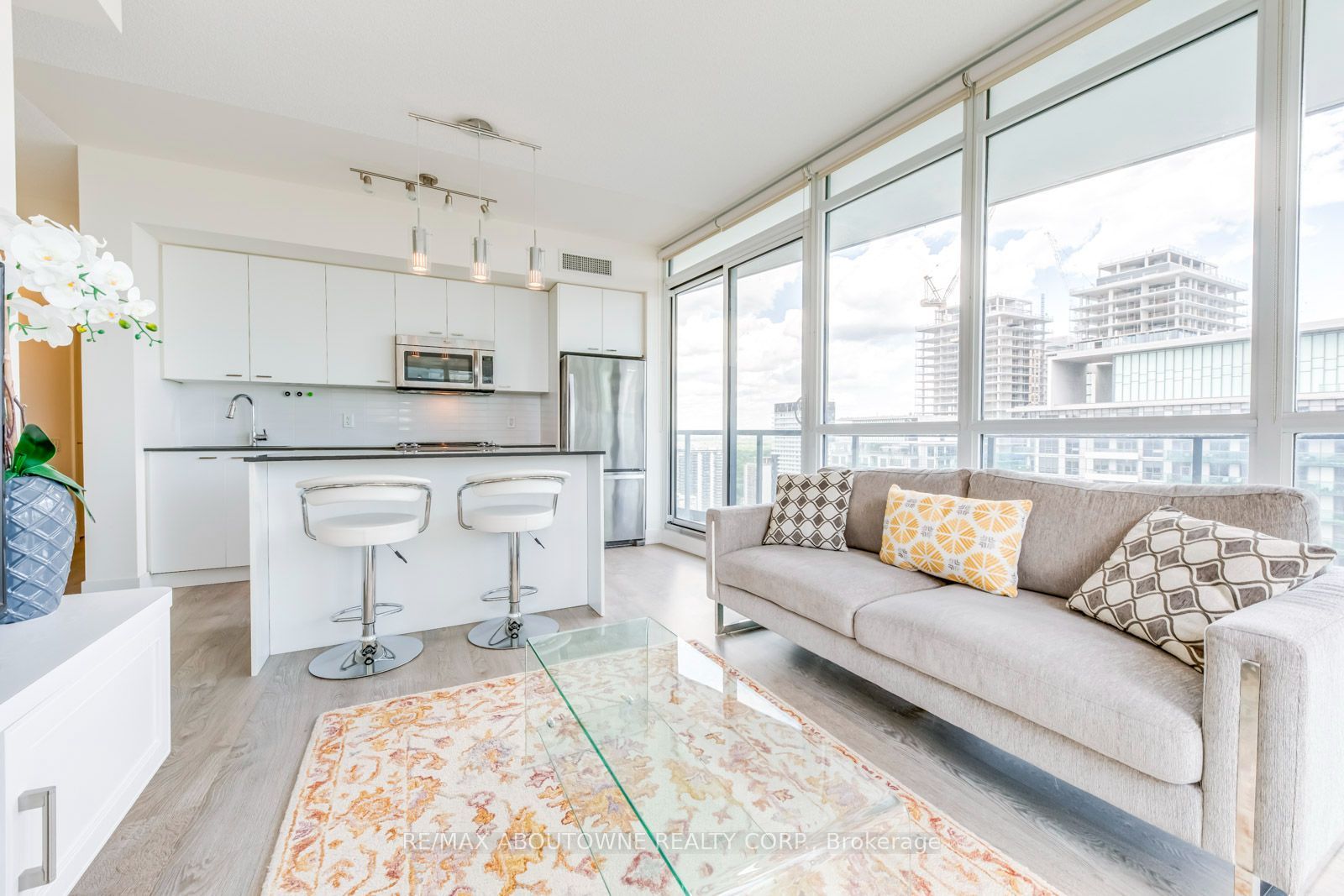 10 – 30 Roehampton Avenue, Toronto C10 ‣ C13739396 10 – 30 Roehampton Avenue, Toronto C10 ‣ C13739396