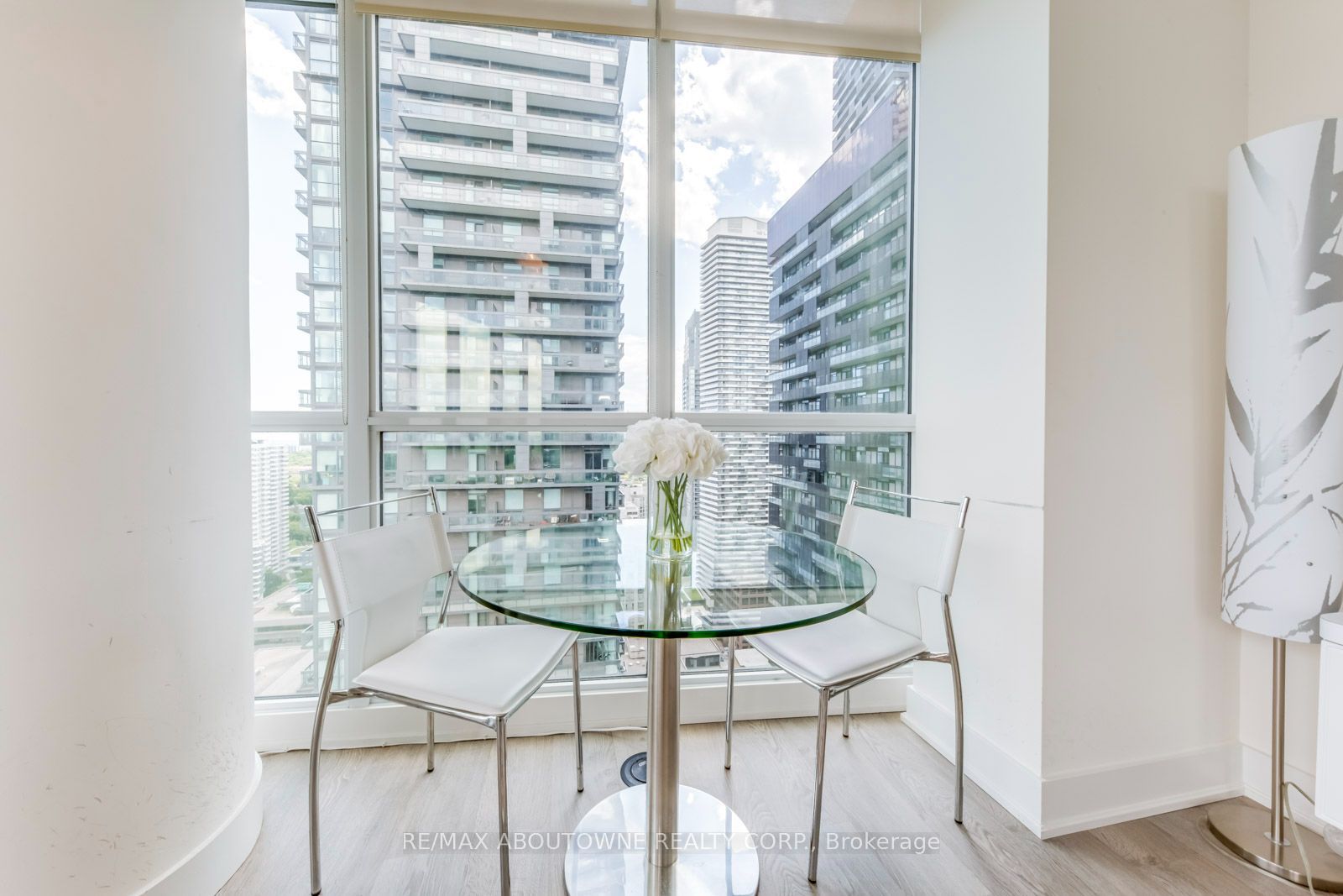 10 – 30 Roehampton Avenue, Toronto C10 ‣ C13739396 10 – 30 Roehampton Avenue, Toronto C10 ‣ C13739396