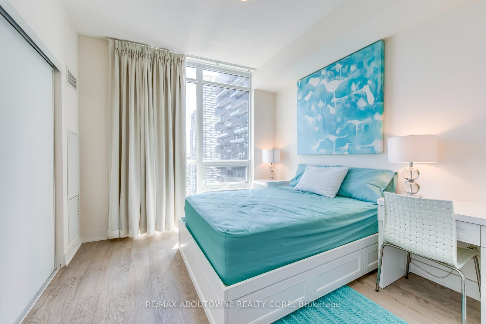 10 – 30 Roehampton Avenue, Toronto C10 ‣ C13739396 10 – 30 Roehampton Avenue, Toronto C10 ‣ C13739396