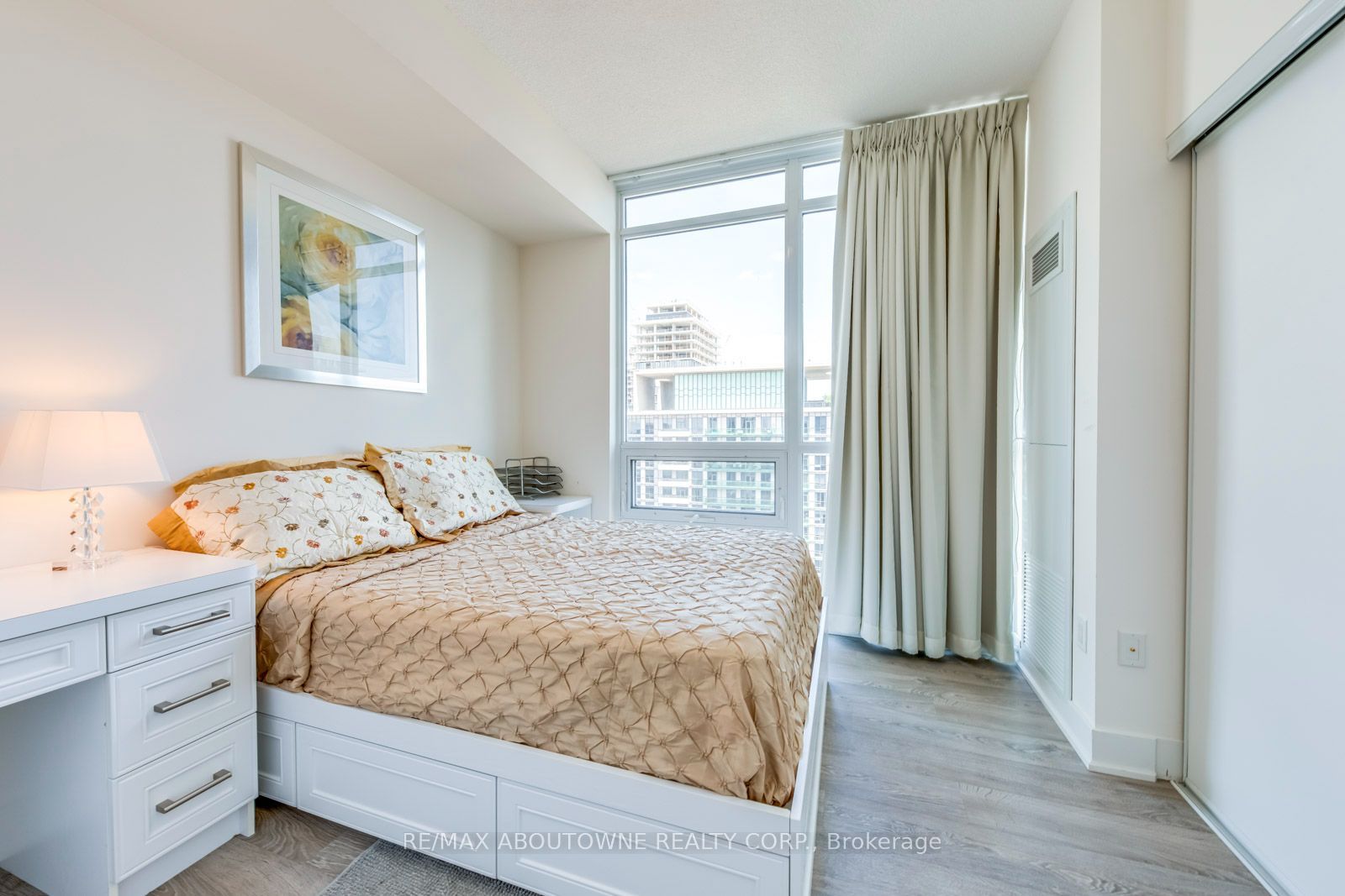 10 – 30 Roehampton Avenue, Toronto C10 ‣ C13739396 10 – 30 Roehampton Avenue, Toronto C10 ‣ C13739396