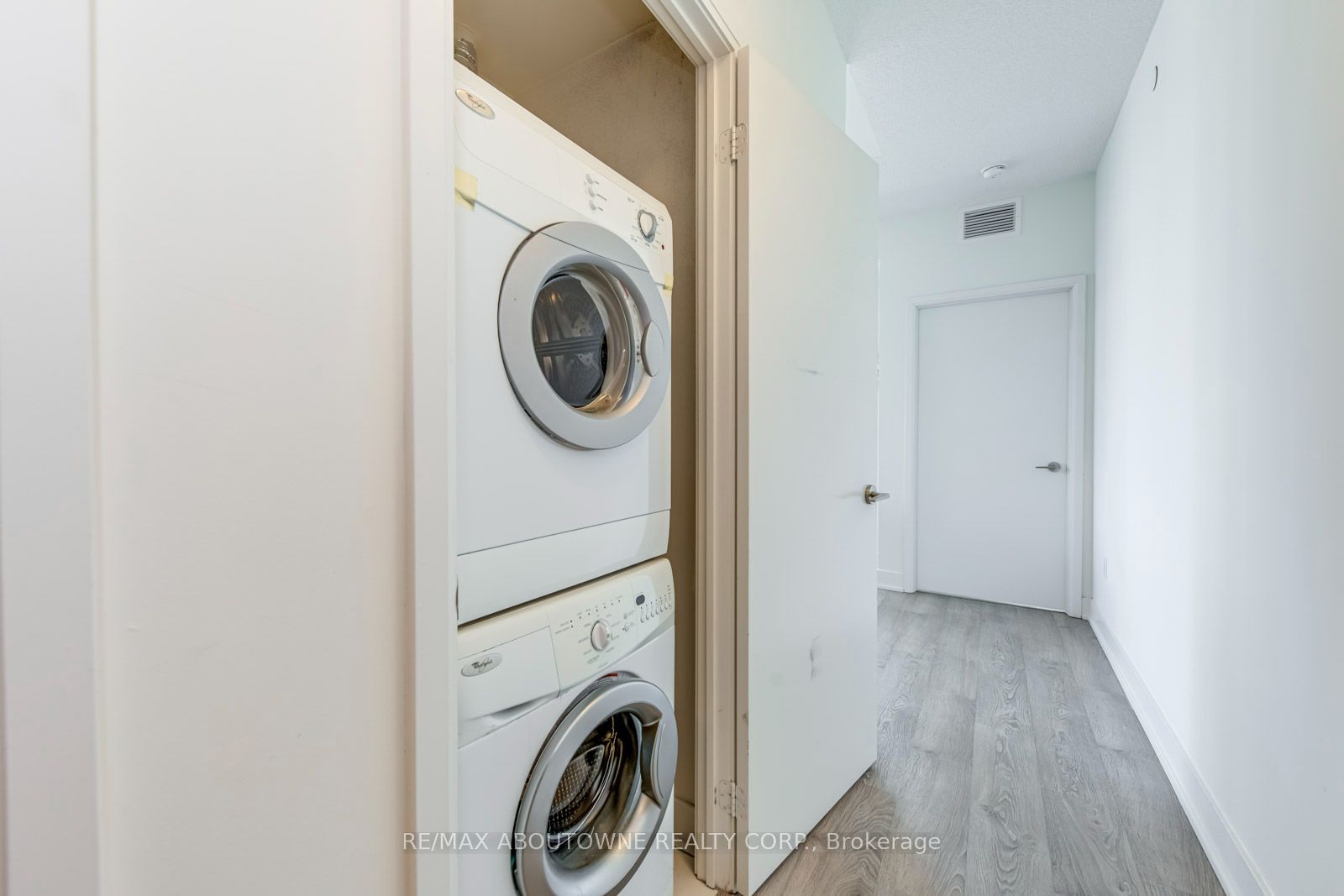 10 – 30 Roehampton Avenue, Toronto C10 ‣ C13739396 10 – 30 Roehampton Avenue, Toronto C10 ‣ C13739396