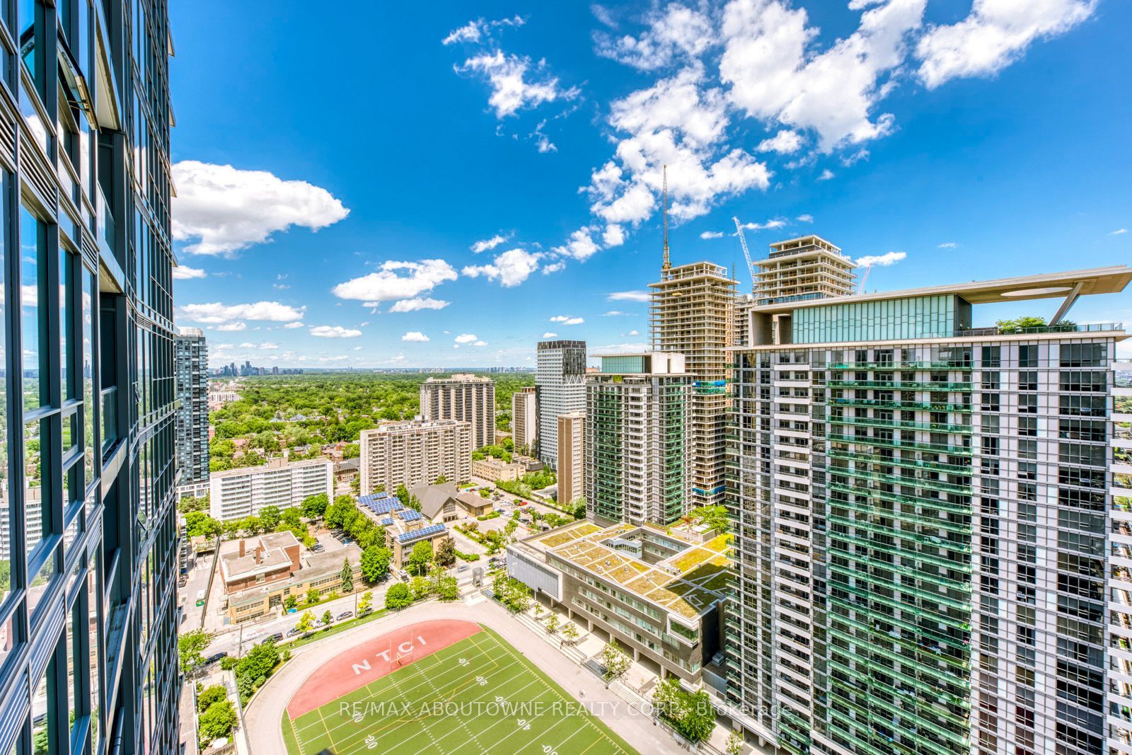 10 – 30 Roehampton Avenue, Toronto C10 ‣ C13739396 10 – 30 Roehampton Avenue, Toronto C10 ‣ C13739396