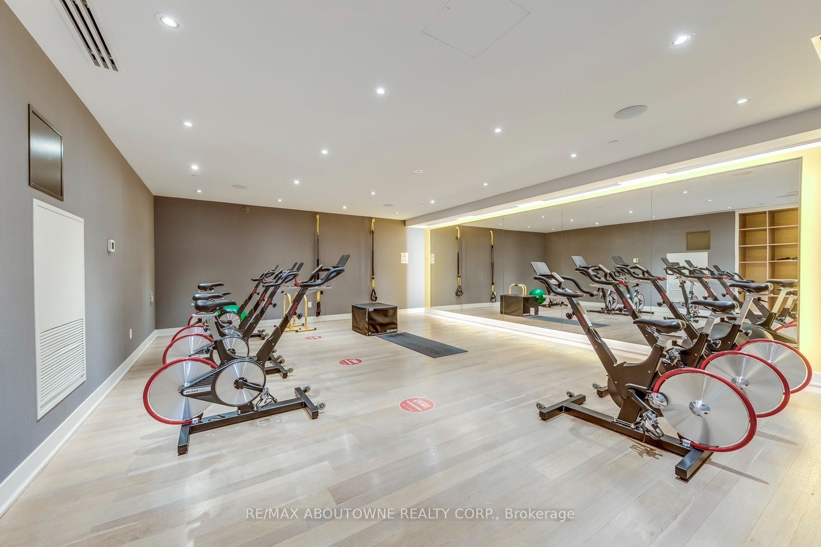 10 – 30 Roehampton Avenue, Toronto C10 ‣ C13739396 10 – 30 Roehampton Avenue, Toronto C10 ‣ C13739396