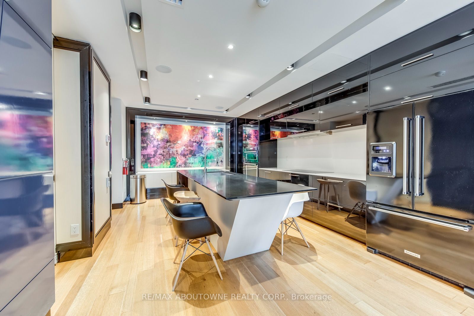 10 – 30 Roehampton Avenue, Toronto C10 ‣ C13739396 10 – 30 Roehampton Avenue, Toronto C10 ‣ C13739396