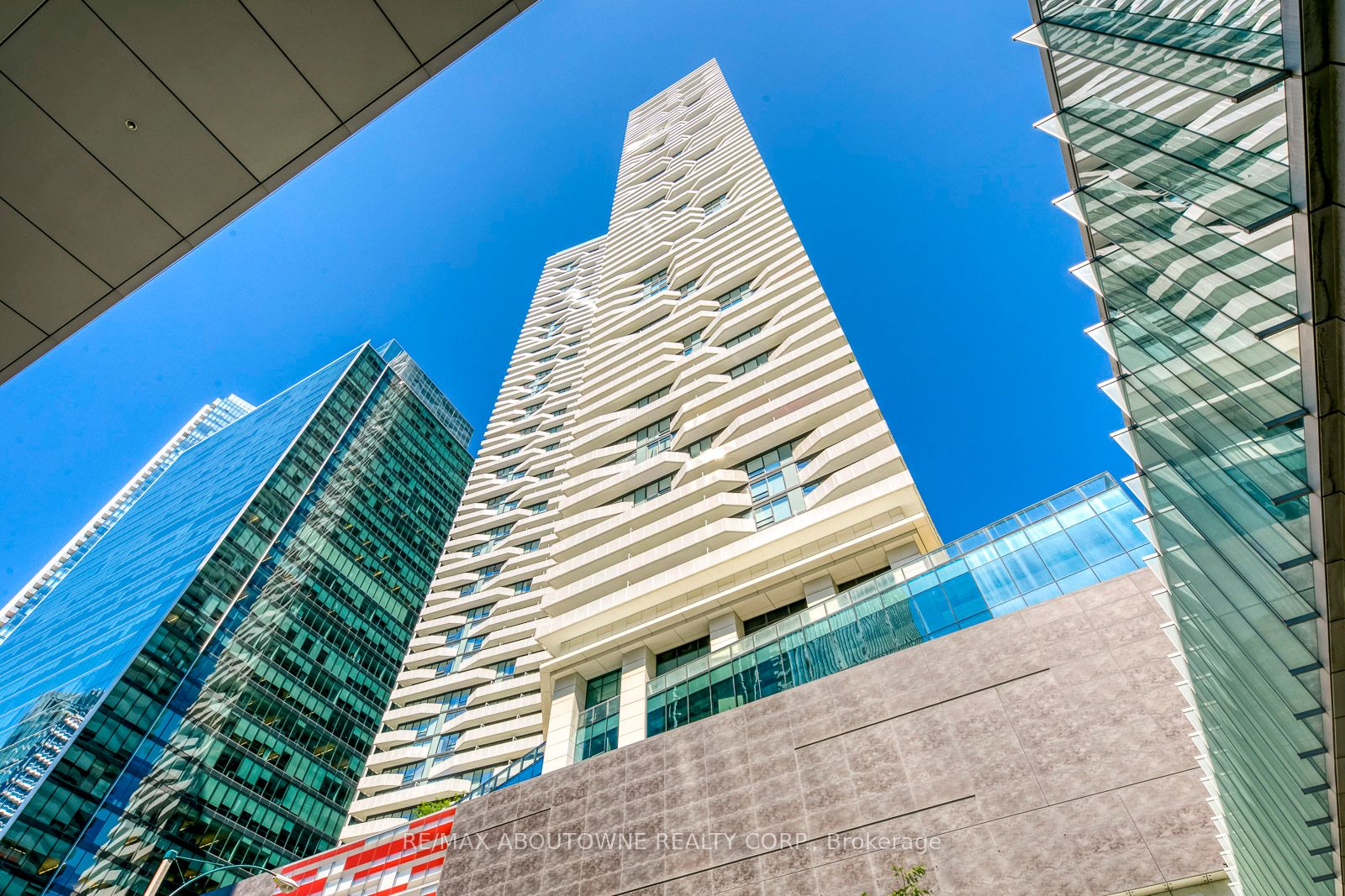 6 – 88 Harbour Street, Toronto C01 ‣ C13750306 6 – 88 Harbour Street, Toronto C01 ‣ C13750306
